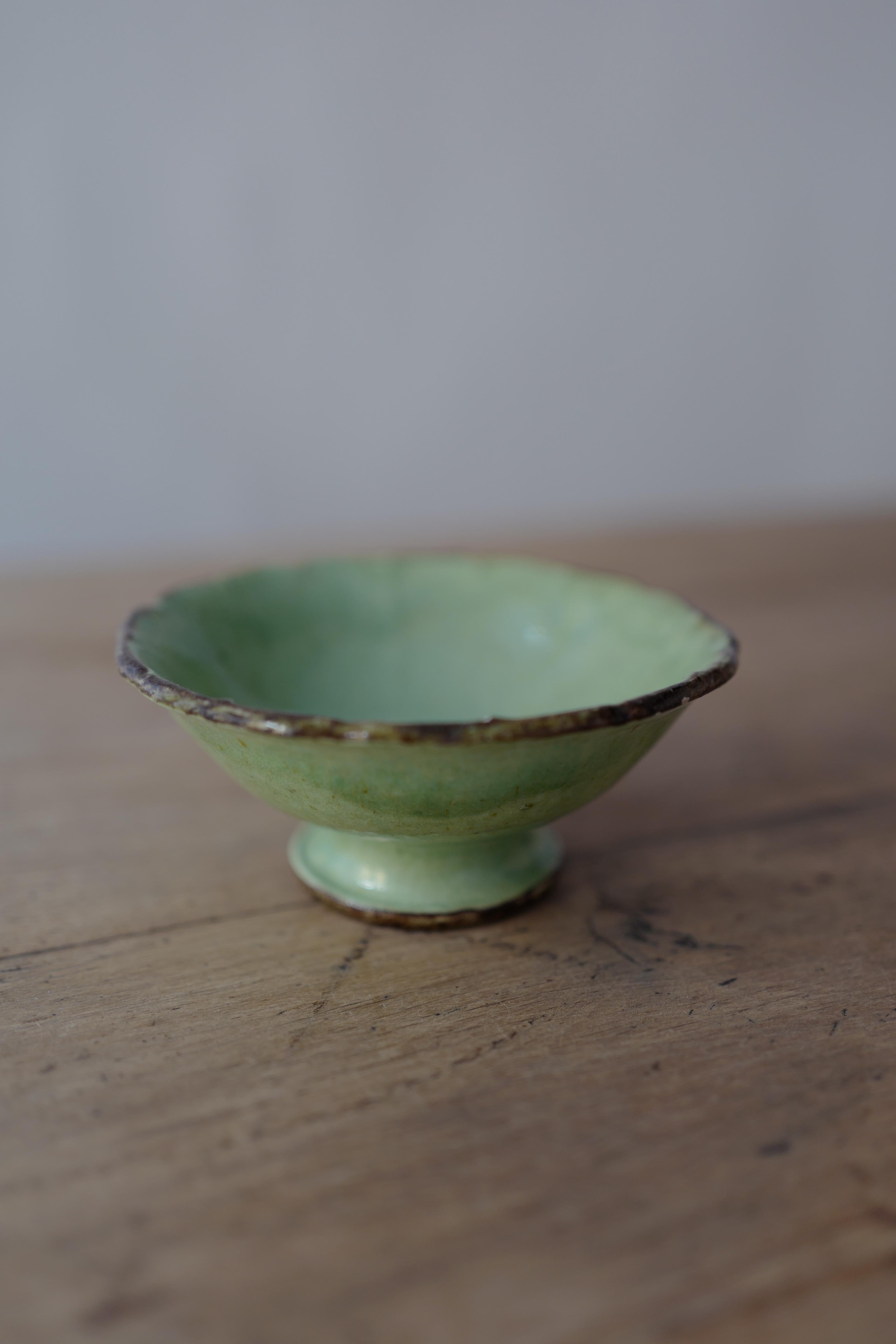 Dieulefit Poteries de Haute Provence green glazed bowl with scalloped edge trimmed in brown from village Dieulefit circa 1950's. 