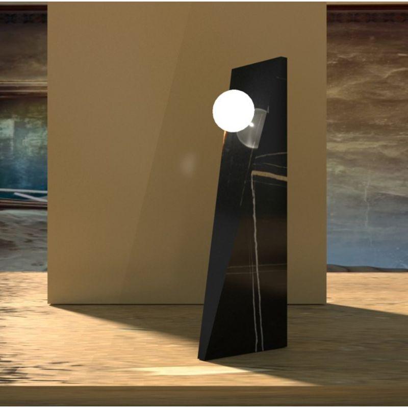Dieus, XL Stehlampe, Sahara Noir mit Holzgehäuse aus F. Wooden von Sissy Daniele im Zustand „Neu“ im Angebot in Geneve, CH
