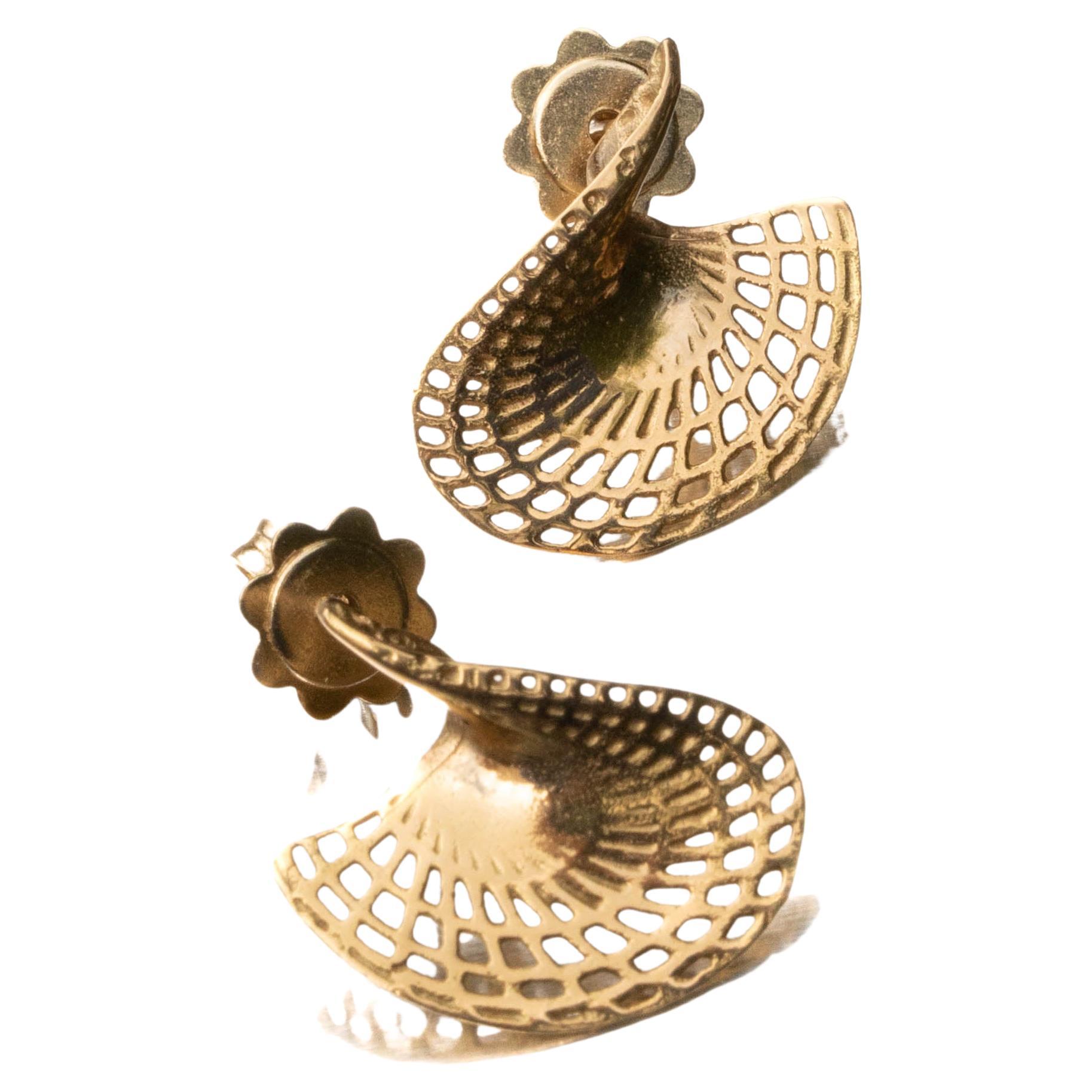 Difference Between 14K to 18 K Yellow Gold Small Twisted Disk Stud Earrings For Sale