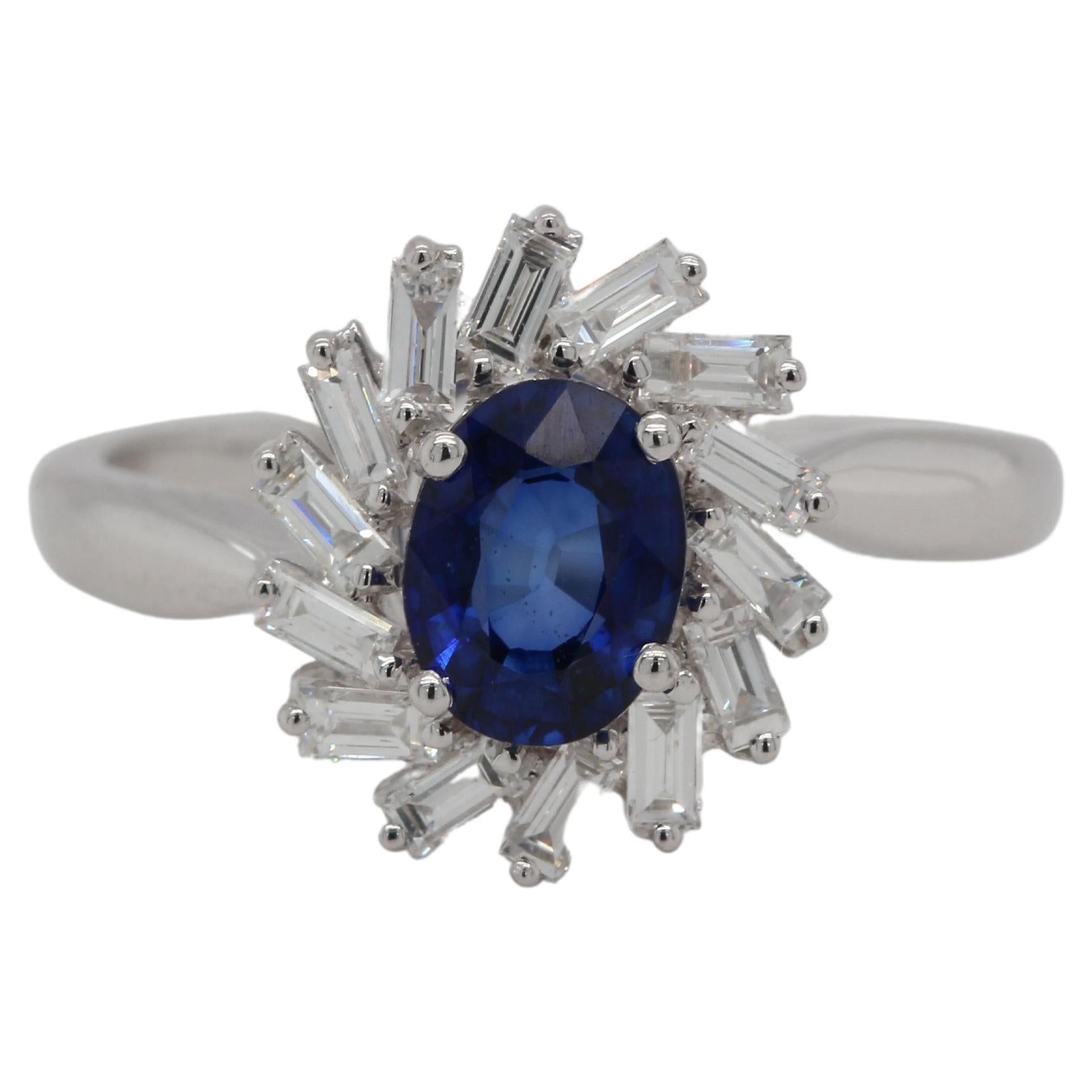  Cette bague est la pièce parfaite pour quelqu'un qui veut faire une déclaration. La pierre de saphir bleu de diffusion se distingue par sa couleur, tout comme les pierres de diamant qui l'entourent. Le sertissage de style antique de cette bague la