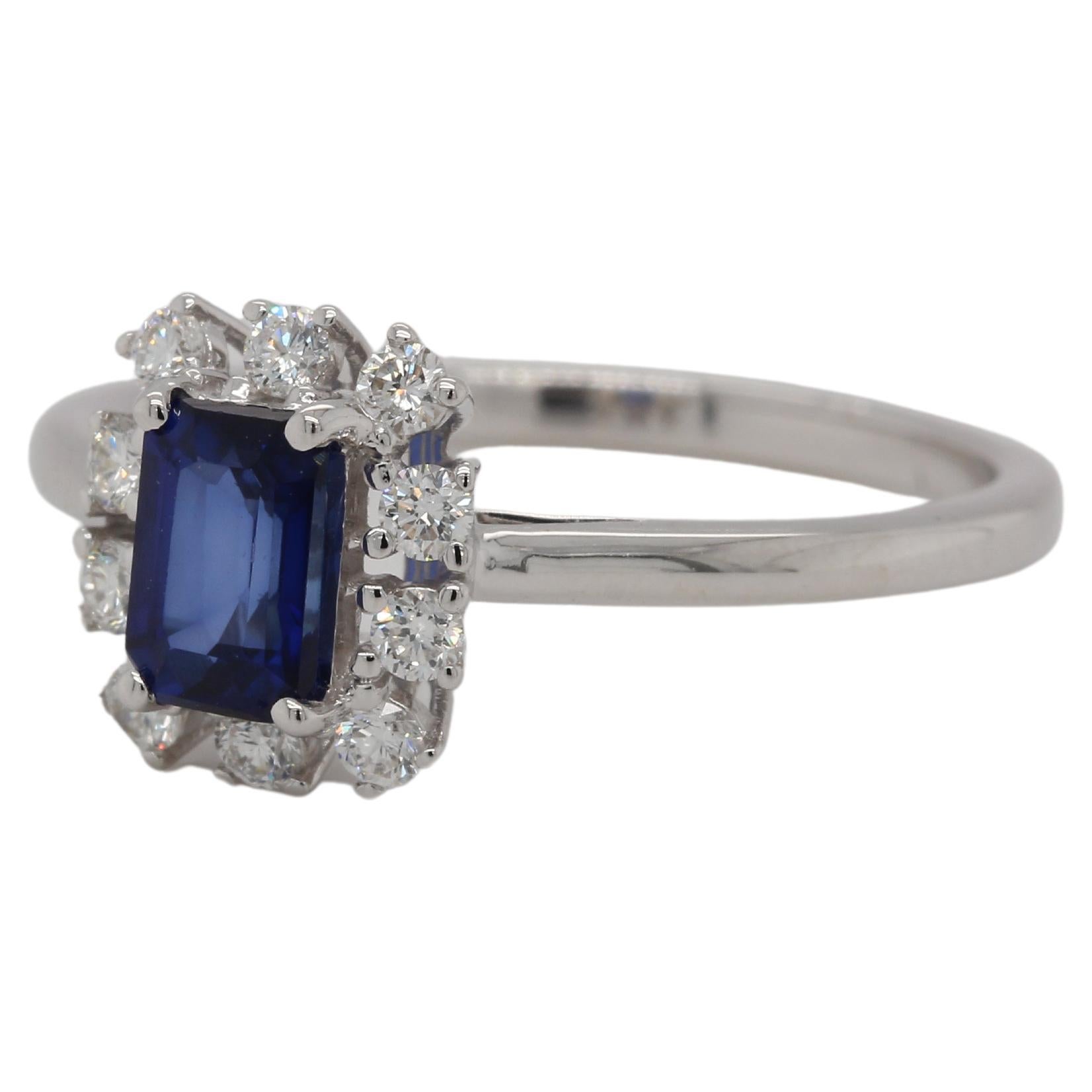 Taille émeraude Bague Diffusion en or 18 carats avec saphir bleu et diamants en vente