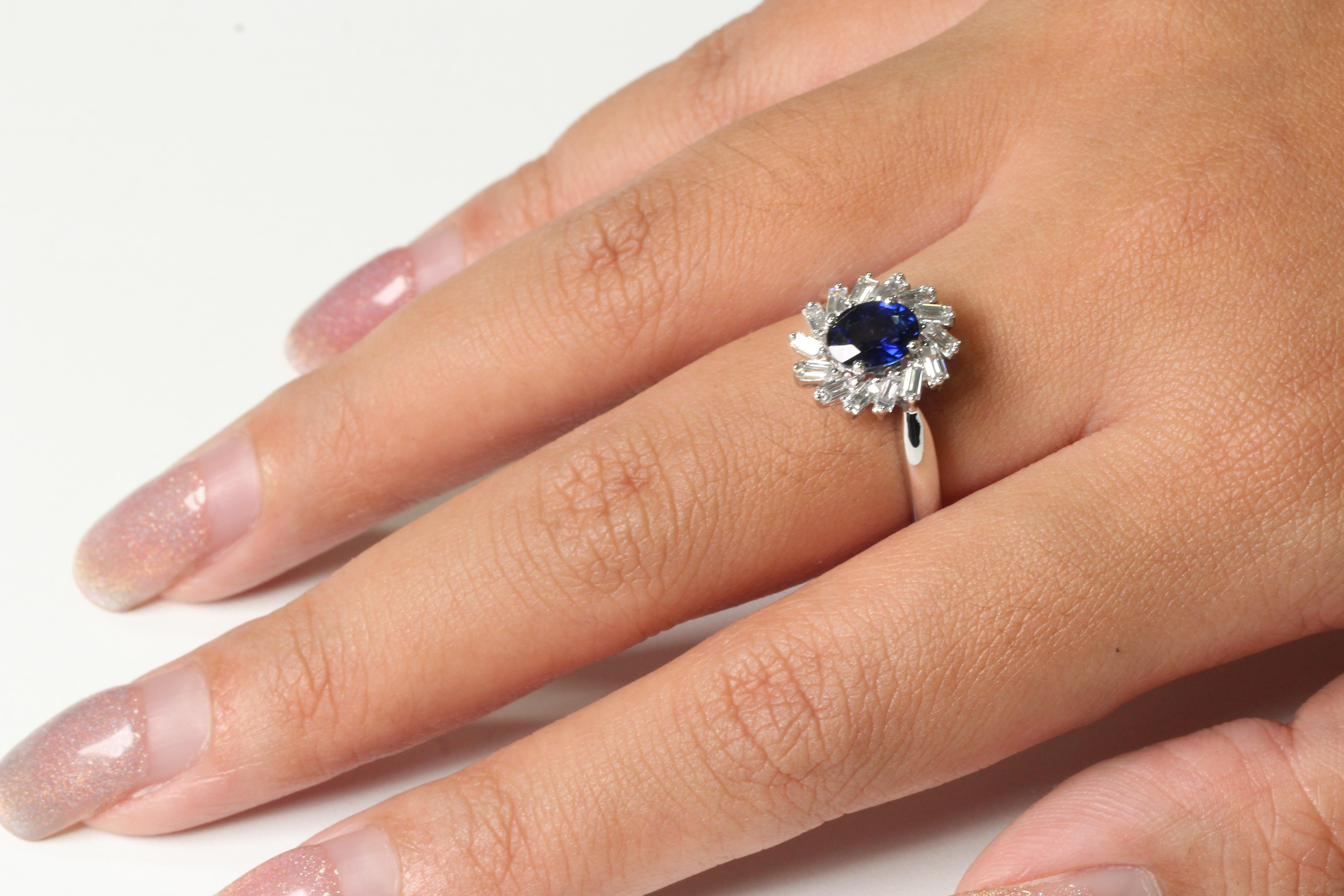 Taille ovale Bague Diffusion en or 18 carats avec saphir bleu et diamants en vente