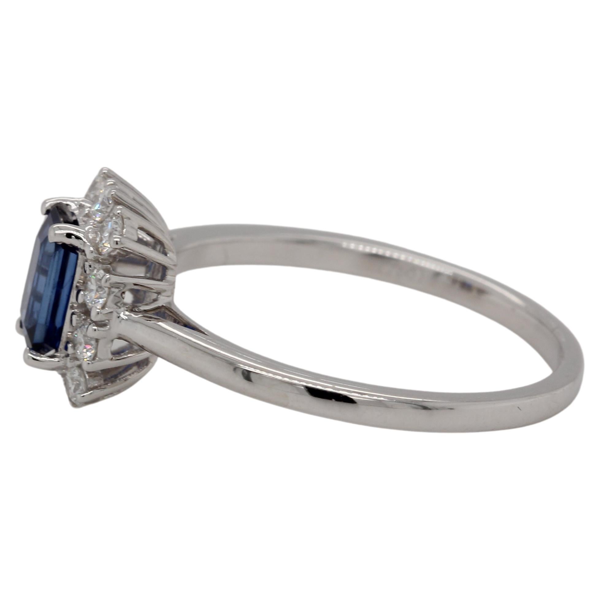 Bague Diffusion en or 18 carats avec saphir bleu et diamants en vente 1