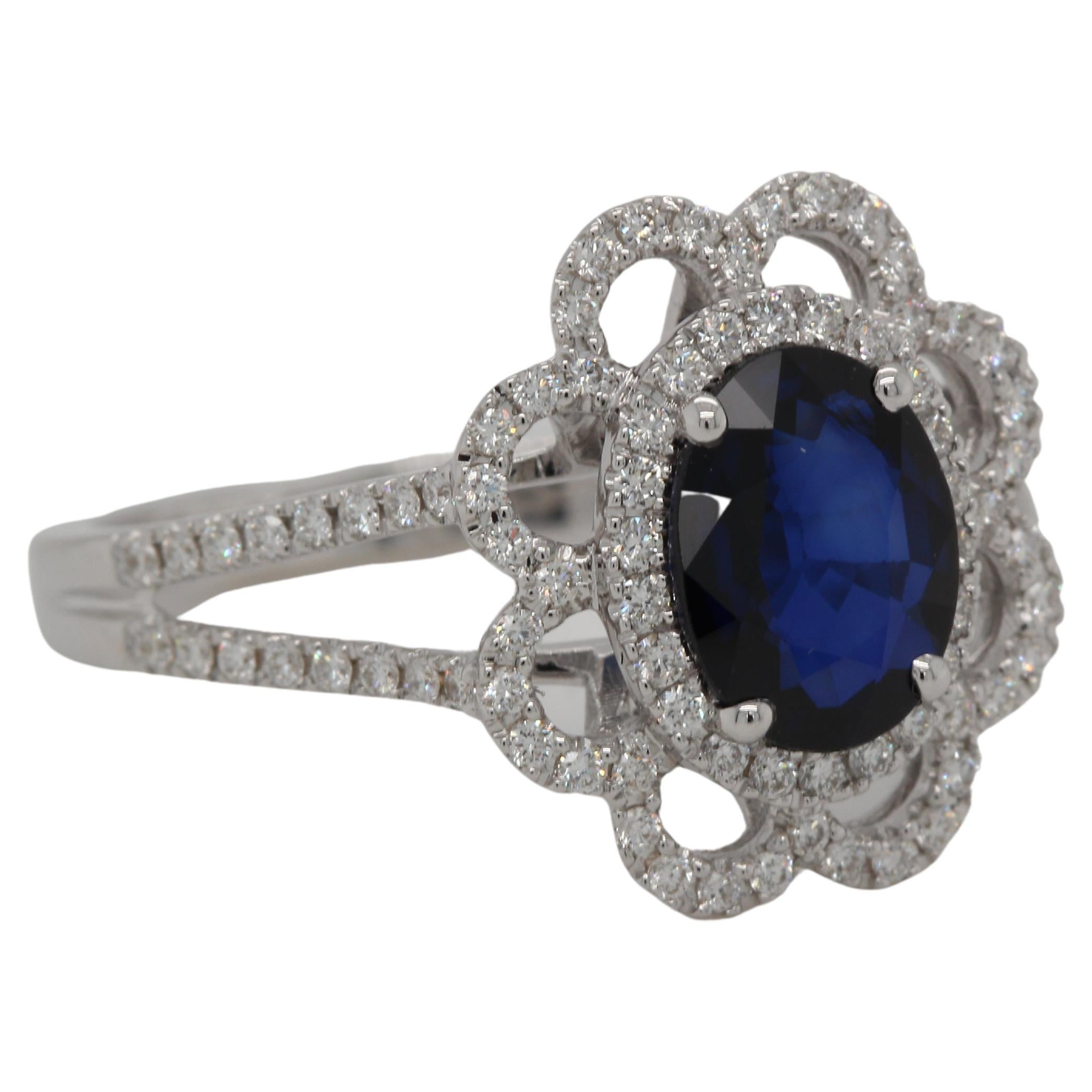 Taille ovale Bague Diffusion en or 18 carats avec saphir bleu et diamants en vente