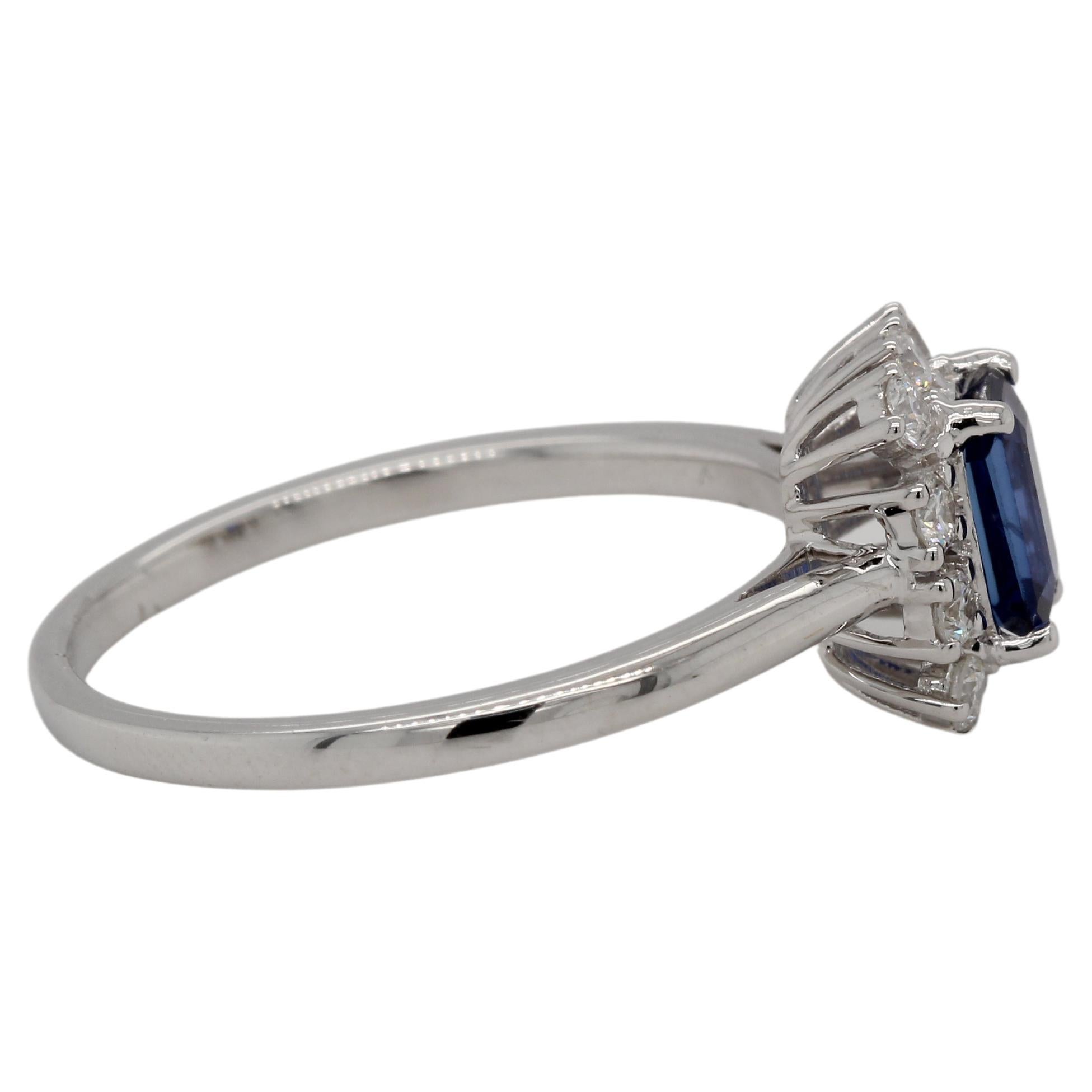 Bague Diffusion en or 18 carats avec saphir bleu et diamants en vente 2