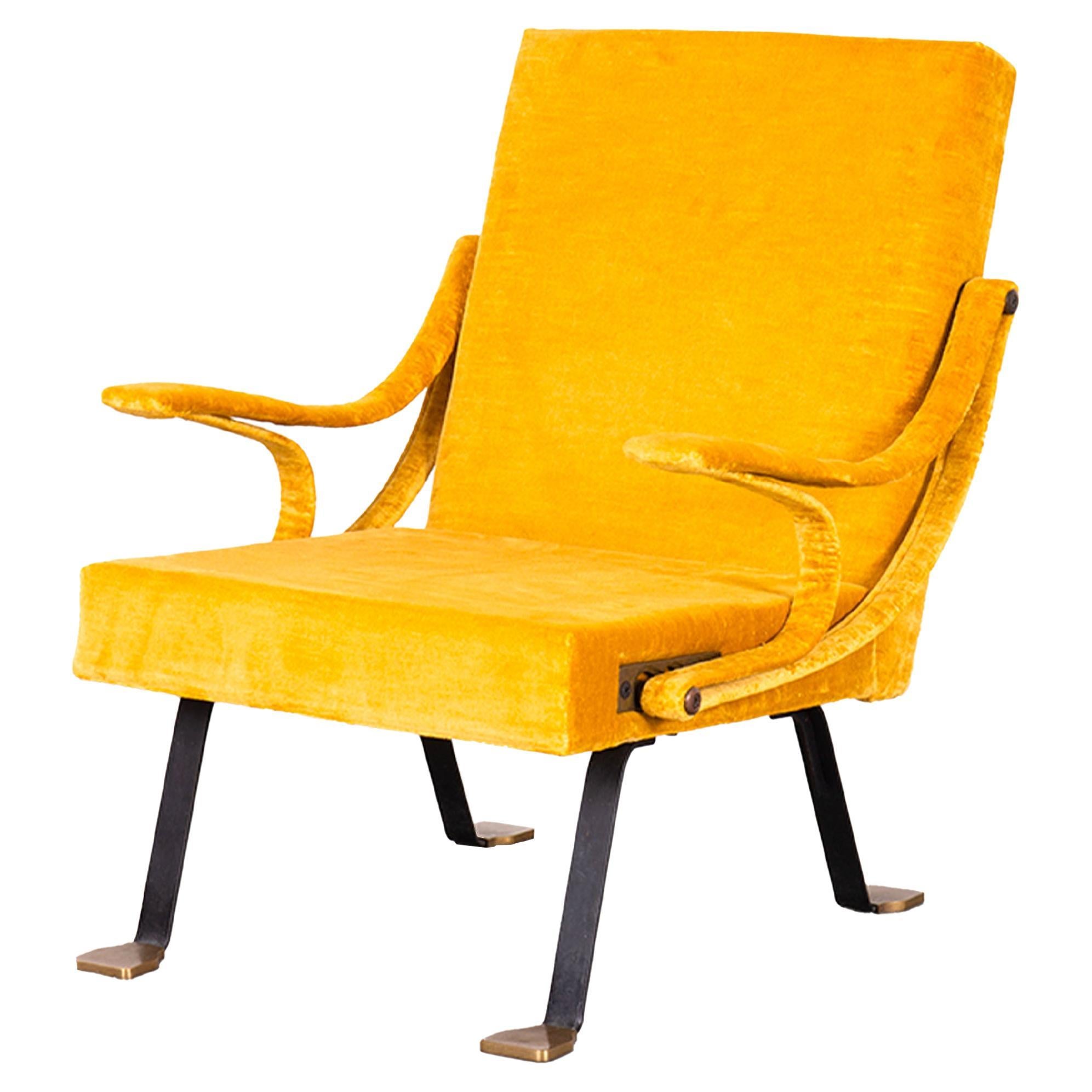 Fauteuil Digamma d'Ignazio Gardella tapissé de velours de lin jaune