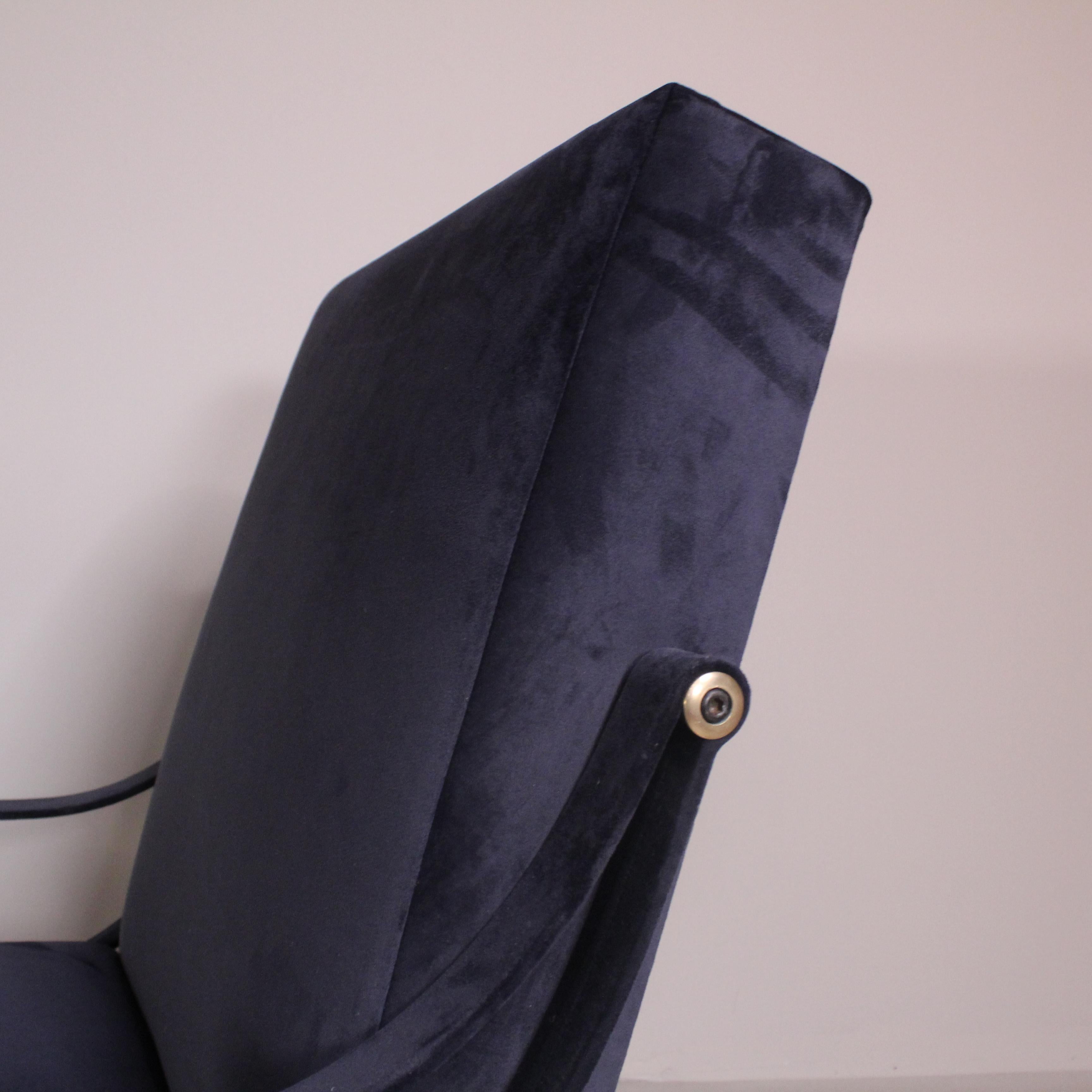 Der 1957 von Ignazio Gardella entworfene Sessel Digamma ist ein bequemer Stuhl, der in der Tradition der späten italienischen Moderne steht.
Seine rationelle Struktur besteht aus zwei geometrischen Teilen - der gepolsterten, rechteckigen Rückenlehne