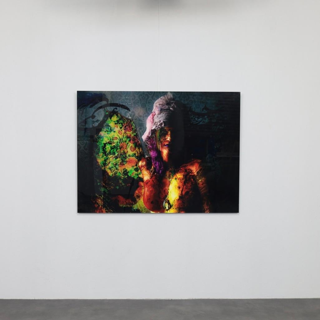 Questa accattivante composizione digitale di Majeed Saeeyan fonde fotografia, astrazione e colori stratificati in un'immagine vivida e pittorica. Creata digitalmente e prodotta in qualità museale di alto livello, l'opera è stampata su materiale