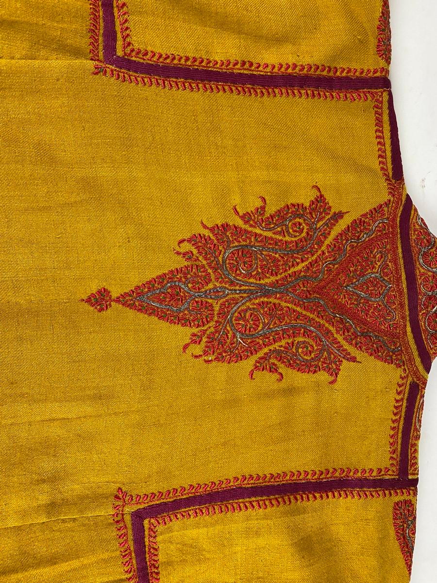 Dignitary-Mantel oder Choga aus Safran Pashmina in Indien Punjab, 19. Jahrhundert im Angebot 12