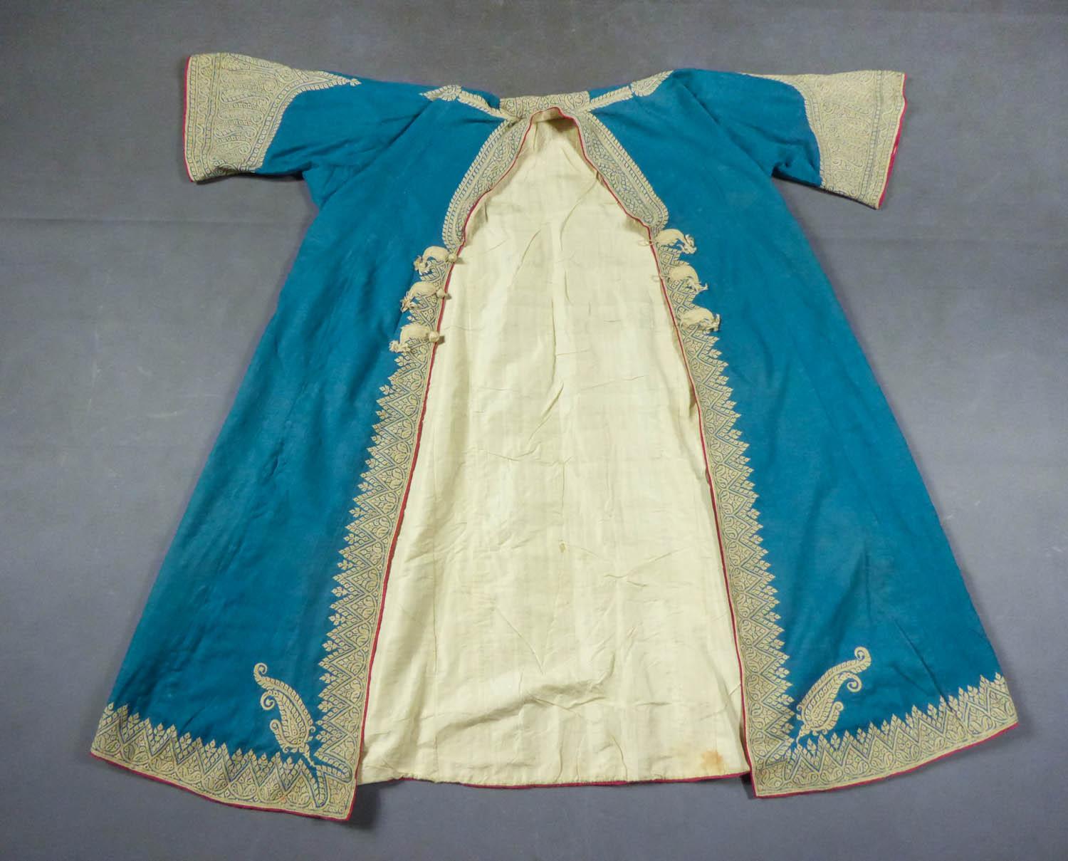 Second half of the 19th century
India Punjab

Male coat of Indian dignitary called Choga and native of the Punjab region (Amristar) from the late nineteenth century. Very fine turquoise pashmina densely embroidered with Zari of cream silk thread