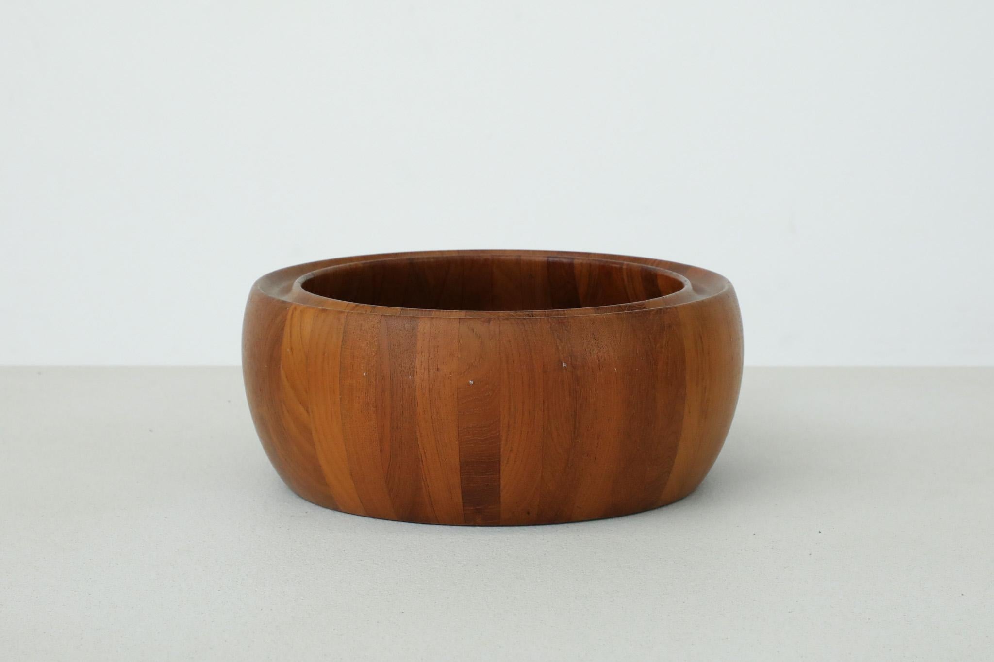 Digsmed Cuenco redondo de teca danesa de mediados de siglo atribuido con borde decorativo Moderno de mediados de siglo en venta