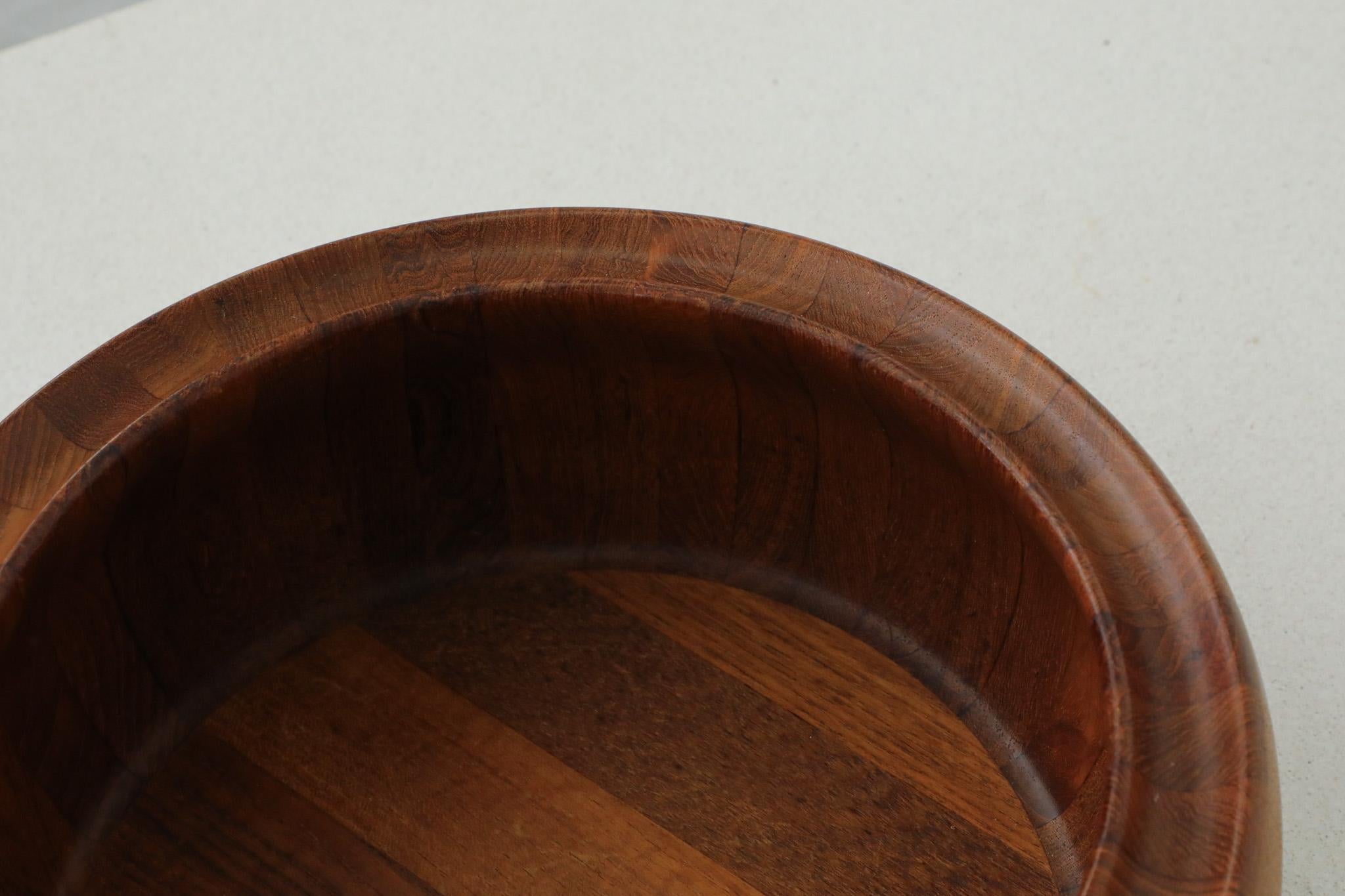 Digsmed Cuenco redondo de teca danesa de mediados de siglo atribuido con borde decorativo siglo XX en venta