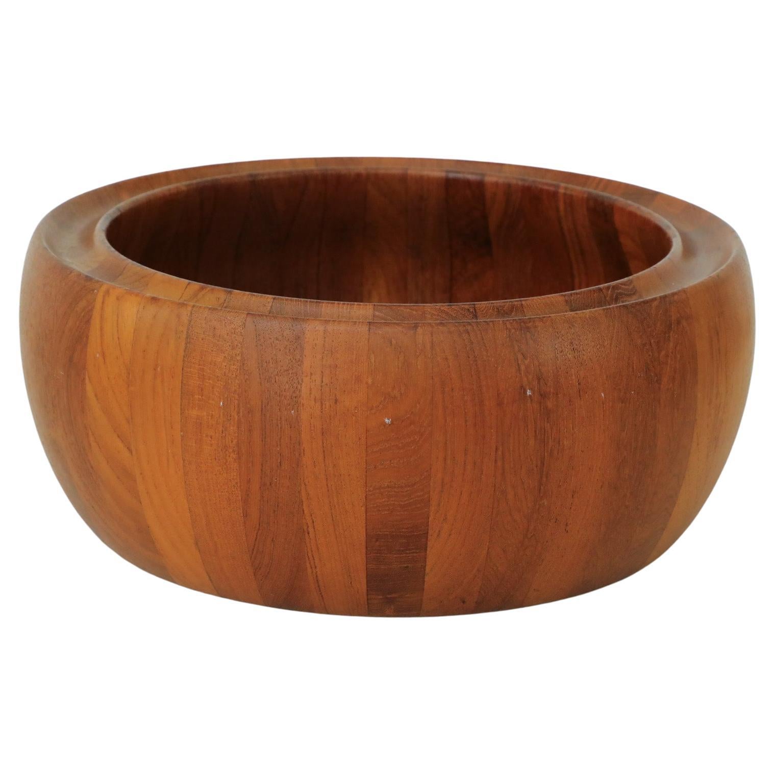 Digsmed Cuenco redondo de teca danesa de mediados de siglo atribuido con borde decorativo en venta