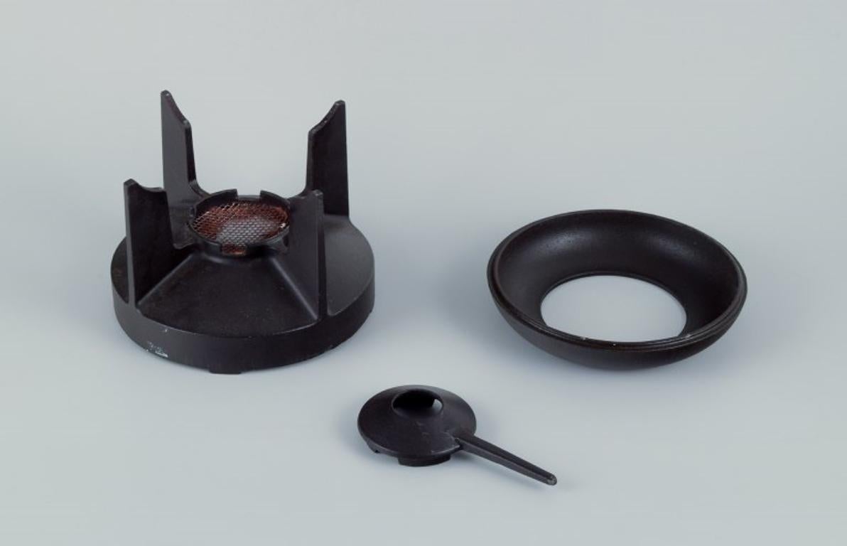 Digsmed Design, Denmark. Cast iron fondue set. Bowls with enamel lining.  In Good Condition For Sale In Copenhagen, DK