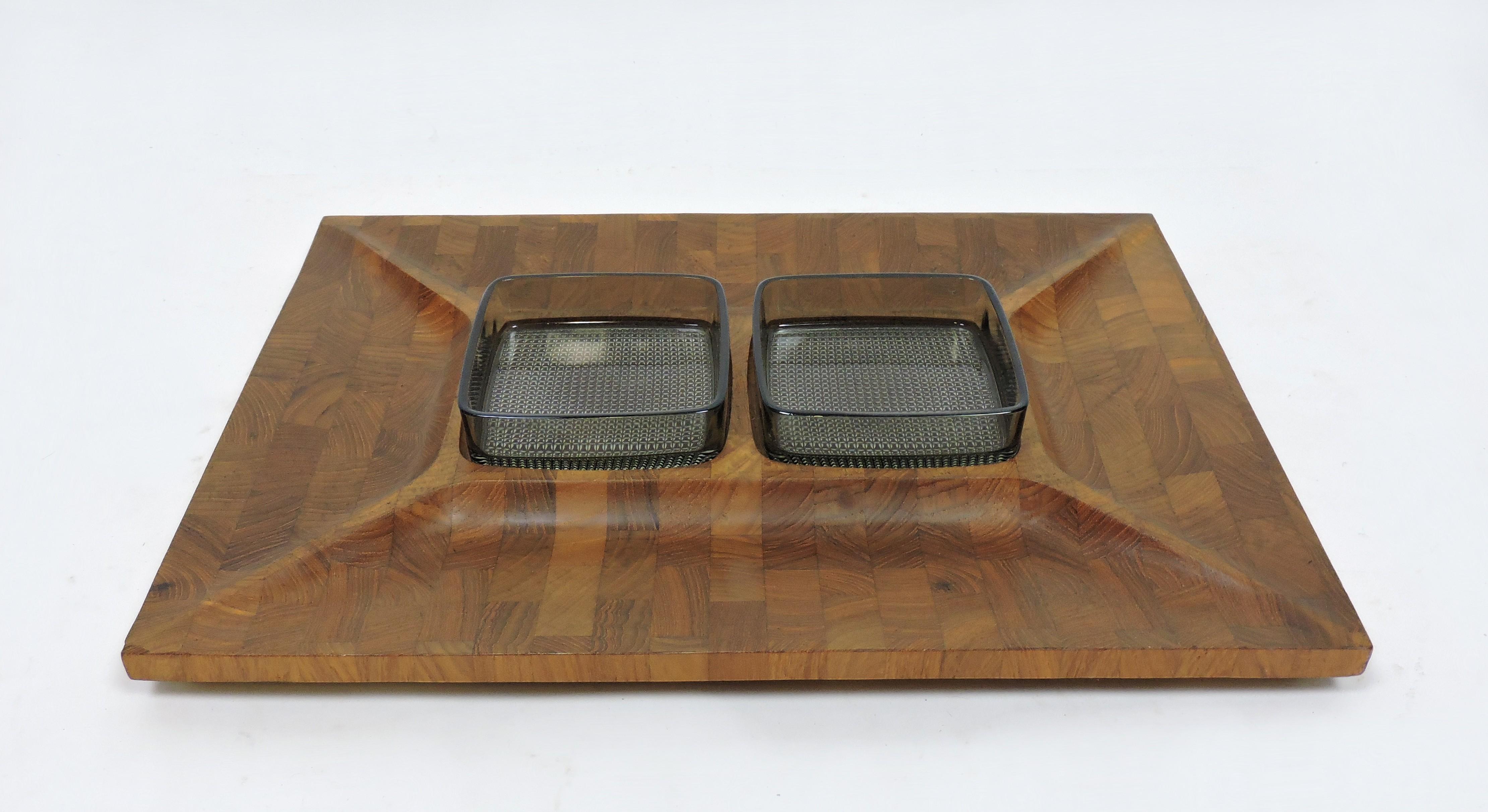 Schönes Tablett aus massivem Teakholz mit zwei Glaseinsätzen, hergestellt in Dänemark von Digsmed. Dieses Tablett ist aus gestocktem Hirnholz gefertigt und hat vier Unterteilungen. Die Glaseinsätze sind eine hellgraue Farbe und sind 4,25 Zoll im