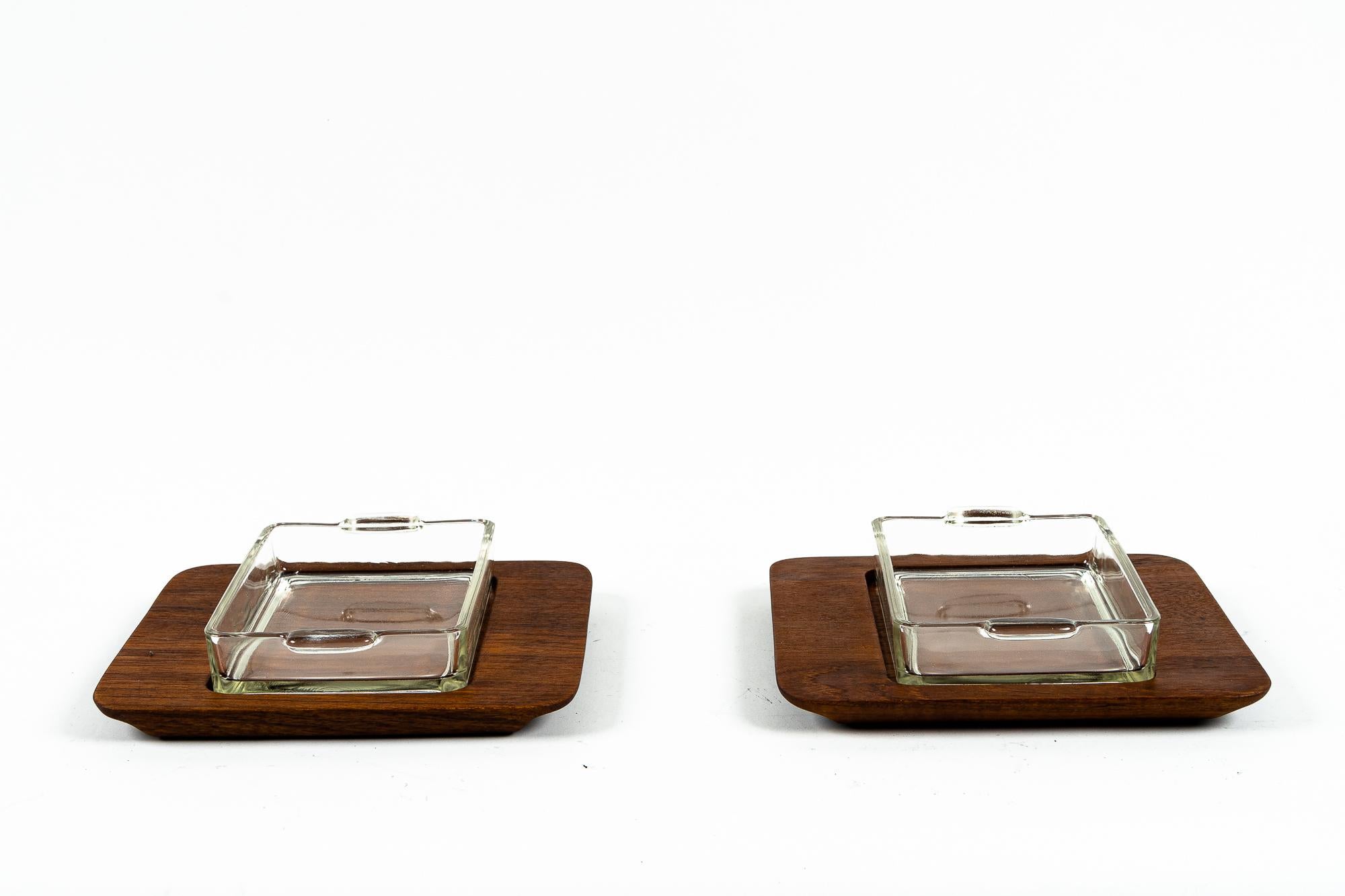 Digsmed mid-century Bangkok tray wood server w/ two glass inserts Danemark
État original.