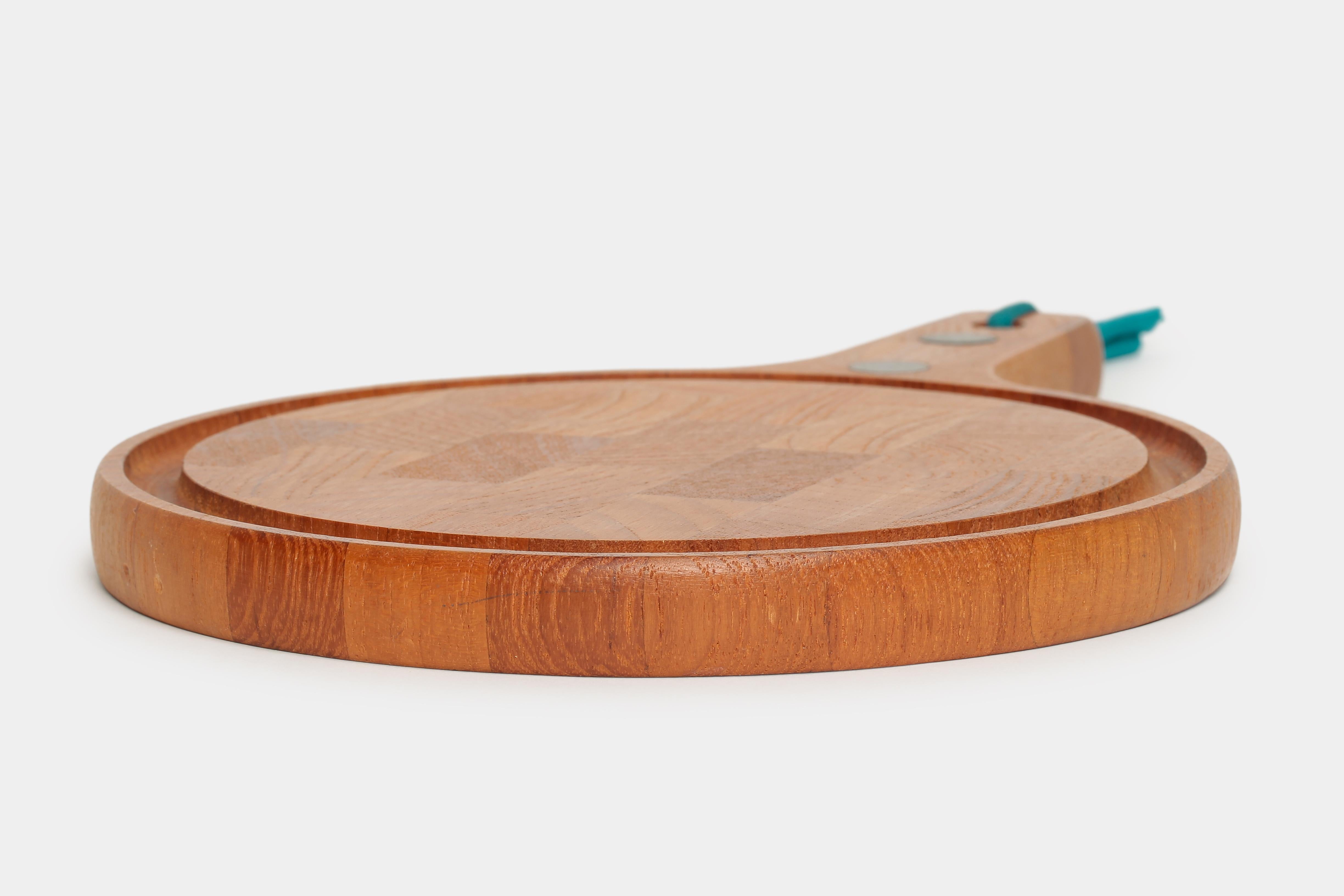 Cute, round, solid teak chopping board by the company Digsmed from the 1970s from Denmark. In excellent condition and would look great in any kitchen.