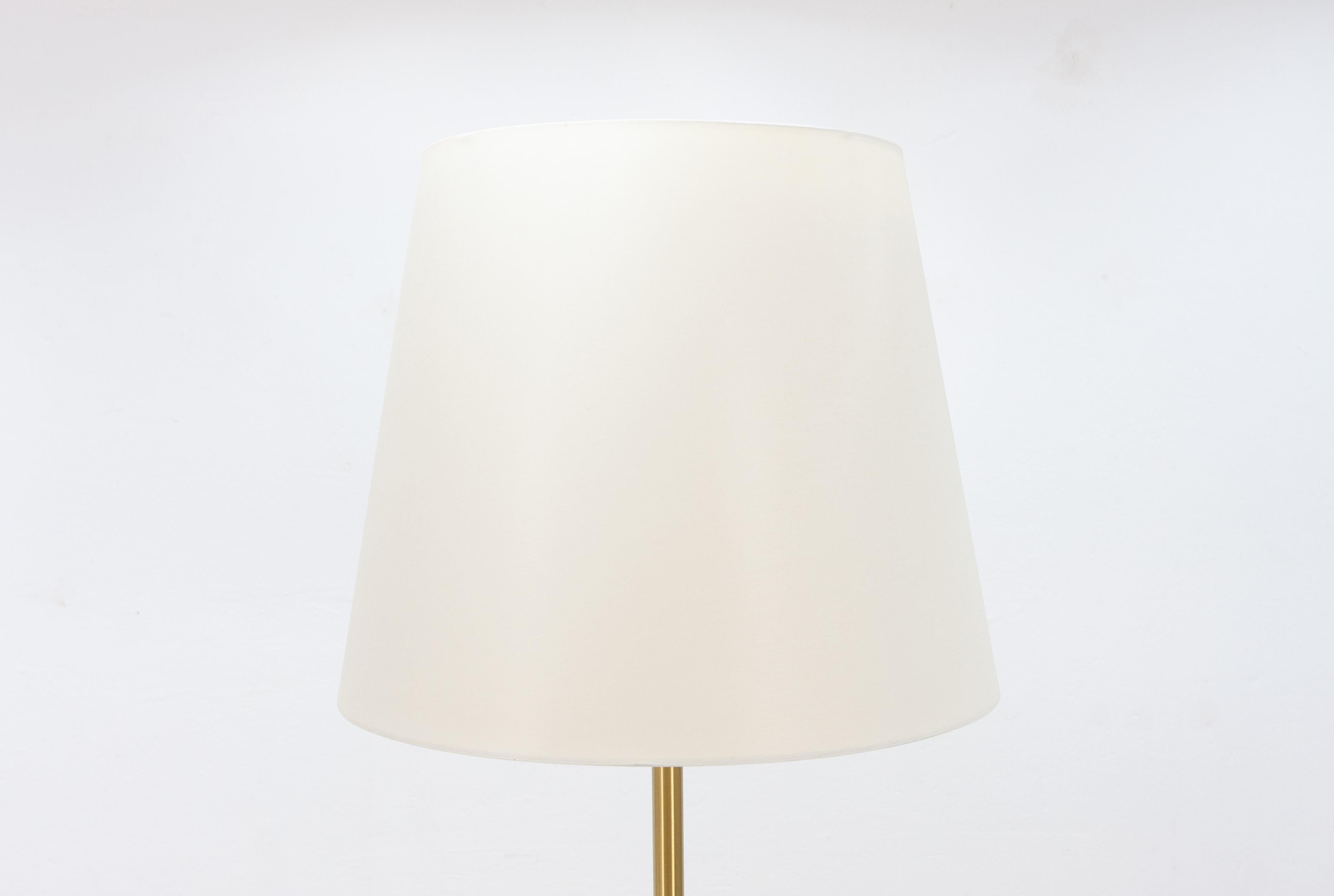 Dijkstra brass floor lamp. Beautiful simple design featuring 3 bulbs and a pull down switch.
Brass base, with a cream color hood, very good condition.