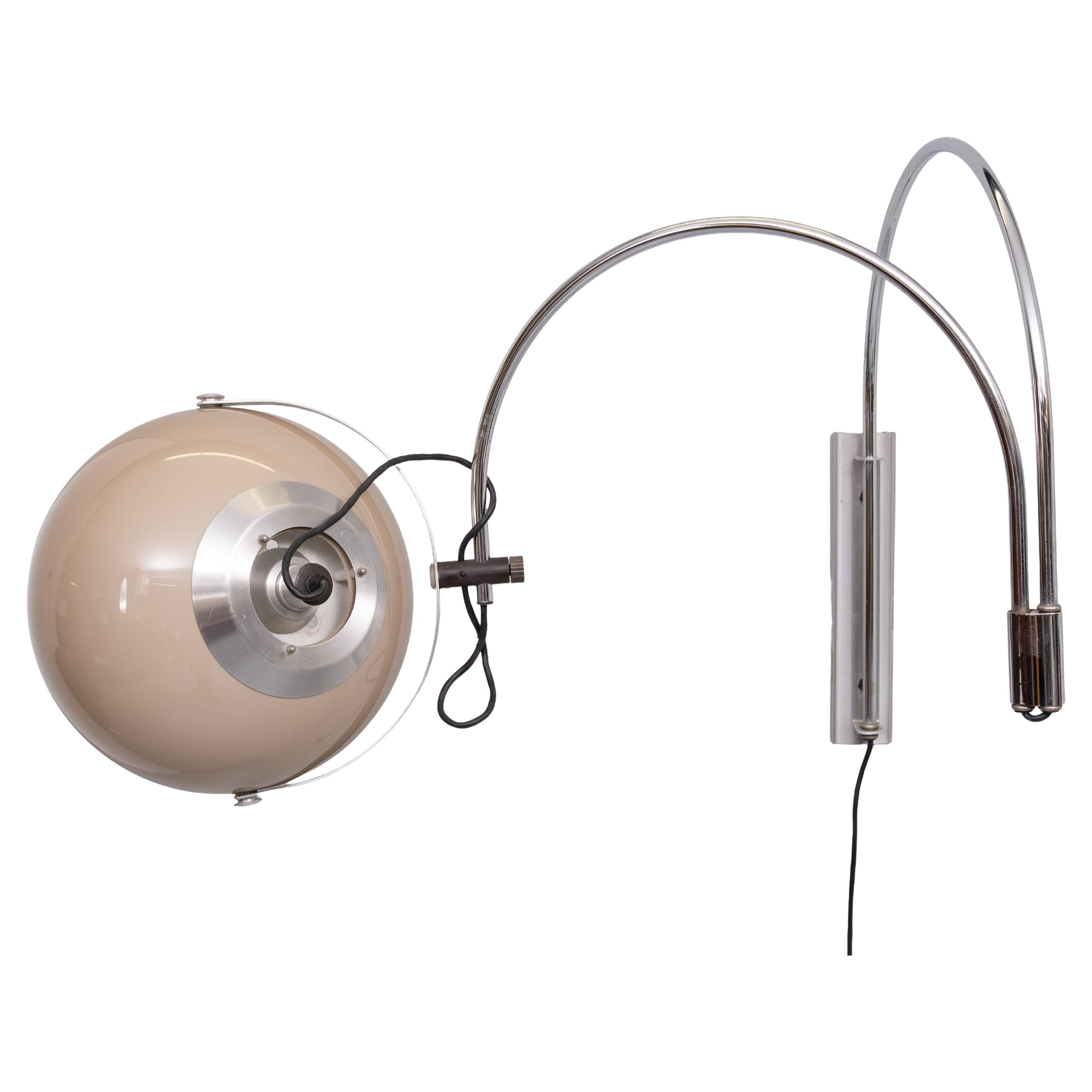 Une applique classique à double arc en forme de champignon de Dijkstra avec une belle armature en acier. Le site  du marron clair au marron plus foncé -La teinte colorée produit une lumière chaude et peut être orientée dans toutes les directions