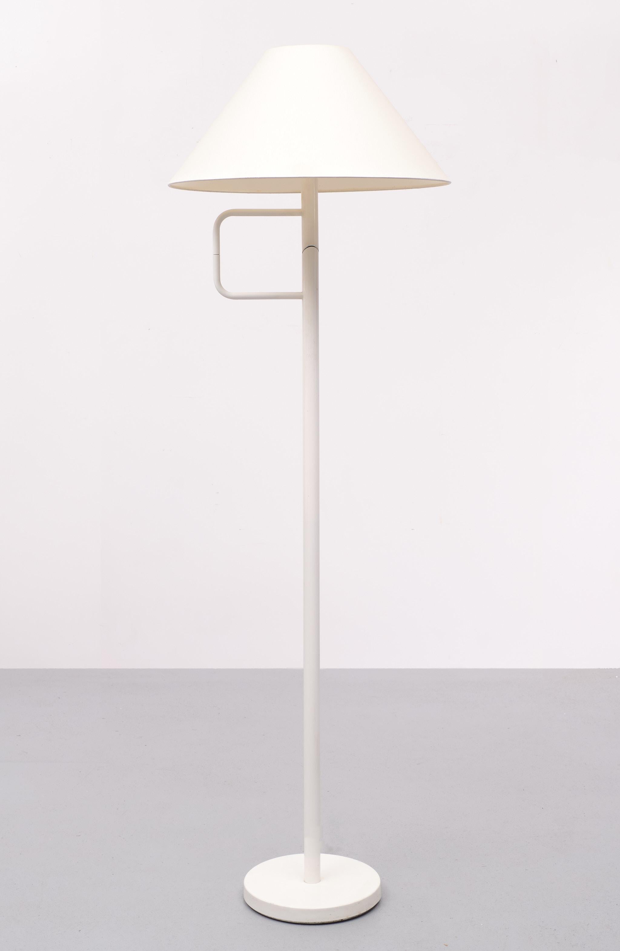Unique Dutch Design Floor Lamp, white tube frame .looks like it its been saw in two pieces, very smart design by Dijkstra Holland in the 1970s . Two large E27 bulbs needed. Good condition . comes with its original shade.

Please don't hesitate to