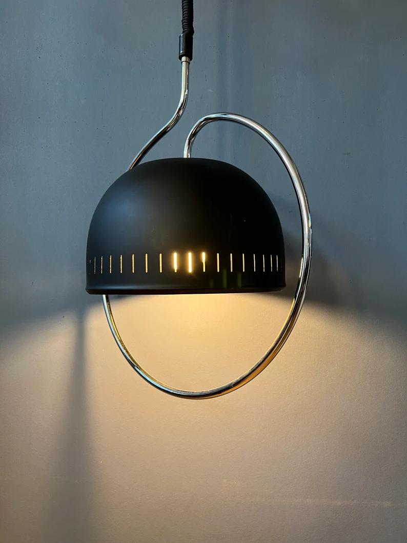 Ère spatiale Lampe suspendue Space A Space avec cadre en chrome et abat-jour en métal noir, années 1970 en vente