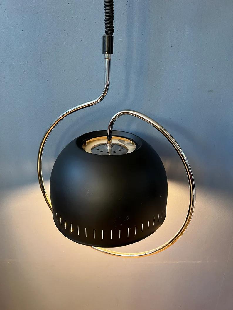 Lampada a sospensione Space AGE di Dijkstra con struttura cromata e paralume in metallo nero, anni '70 In condizioni buone in vendita a ROTTERDAM, ZH