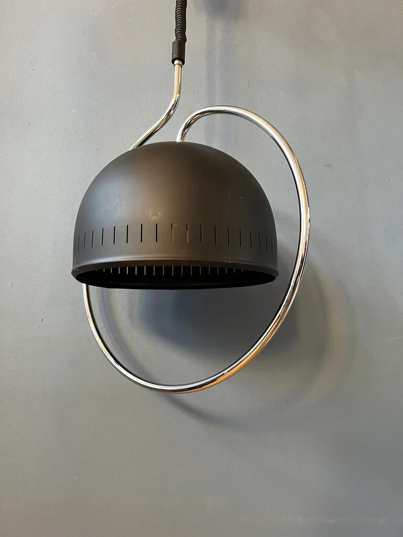 20ième siècle Lampe suspendue Space A Space avec cadre en chrome et abat-jour en métal noir, années 1970 en vente