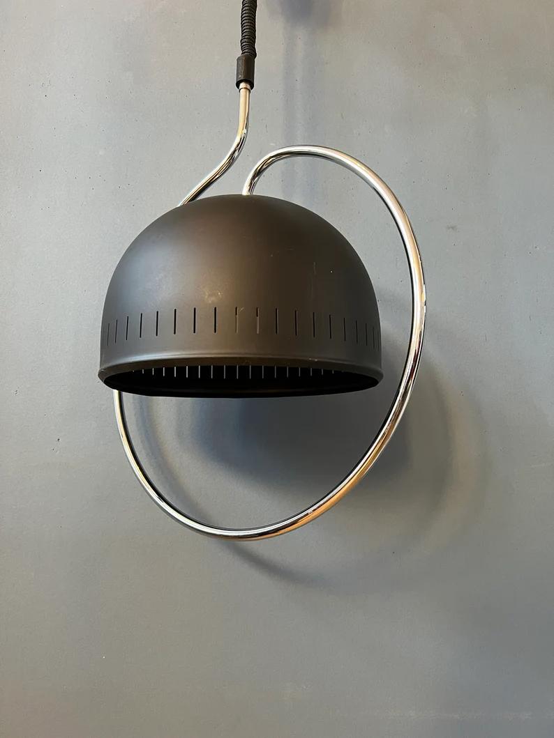 XX secolo Lampada a sospensione Space AGE di Dijkstra con struttura cromata e paralume in metallo nero, anni '70 in vendita