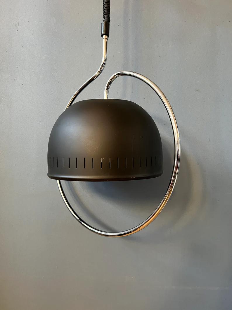 Metallo Lampada a sospensione Space AGE di Dijkstra con struttura cromata e paralume in metallo nero, anni '70 in vendita