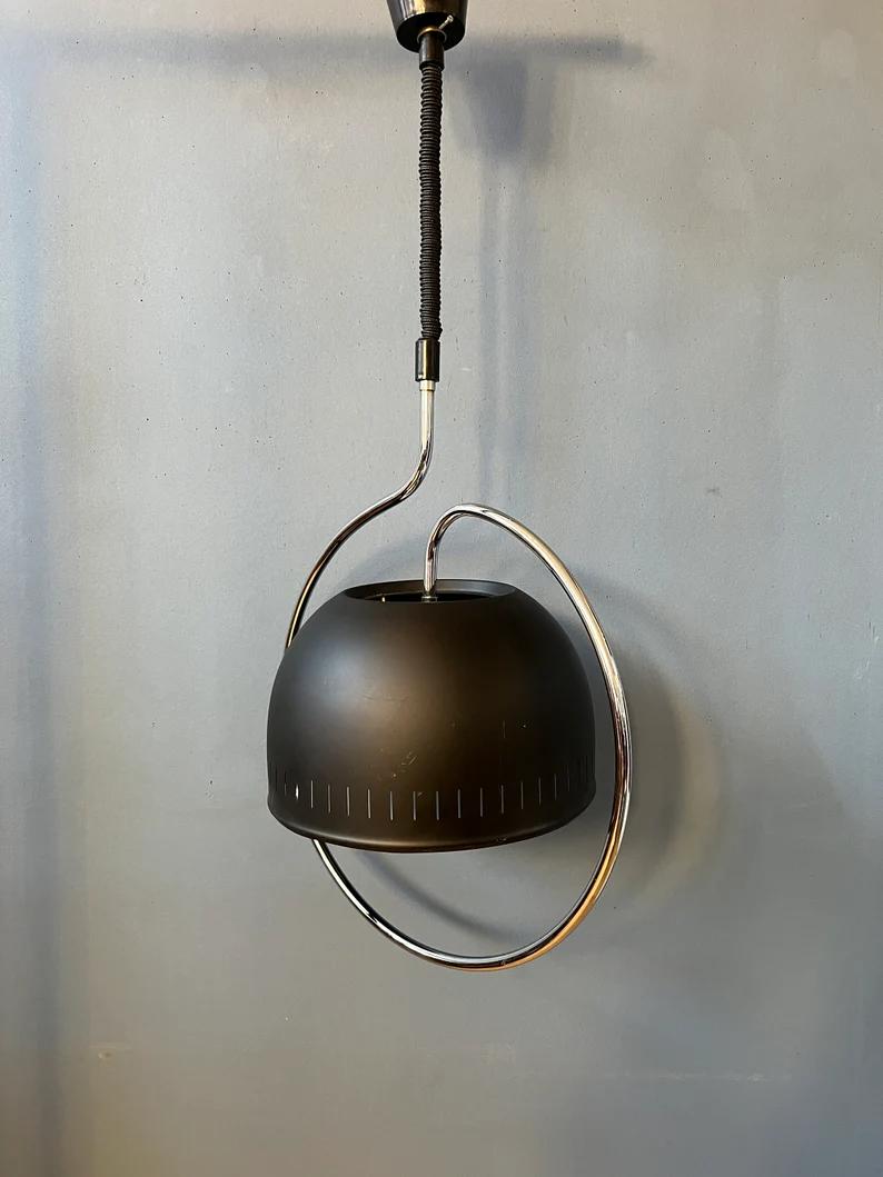 Lampe suspendue Space A Space avec cadre en chrome et abat-jour en métal noir, années 1970 en vente 1