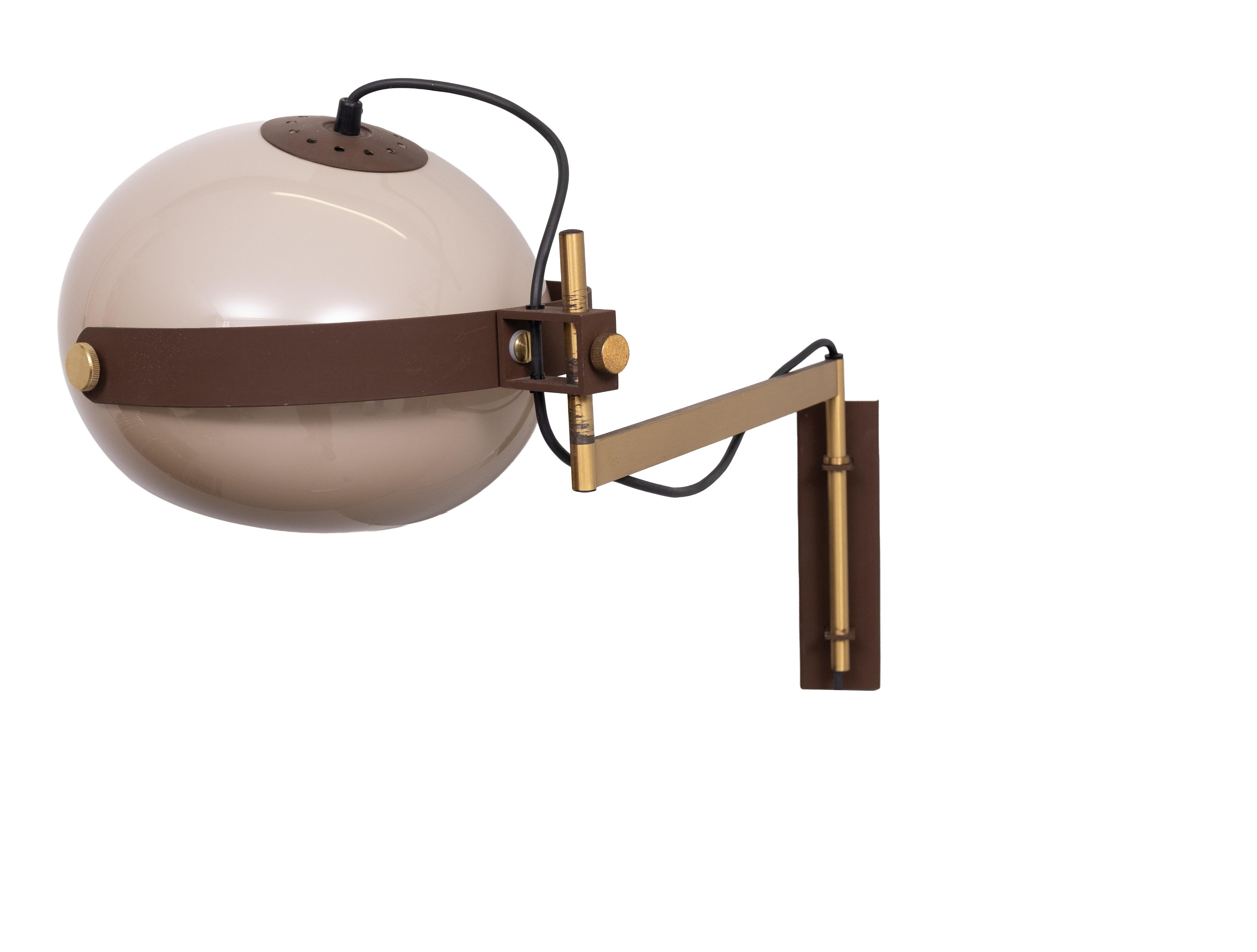 Preciosa Lámpara de pared de brazo articulado . me encanta la combinación de colores .
Oro Rosa y el Marrón Moca, viene con su original 
Marrón desteñido  Pantalla acrílica . Buen estado .
Se necesita una bombilla E27 grande . 