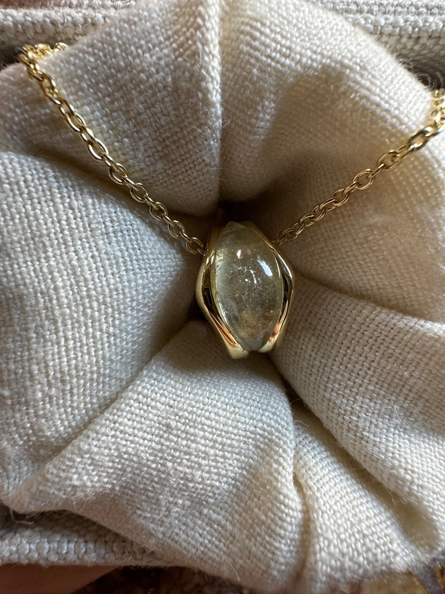 DILHAN Ciondolo a onda SU in oro giallo etico 18k e avventurina Mini in vendita 1