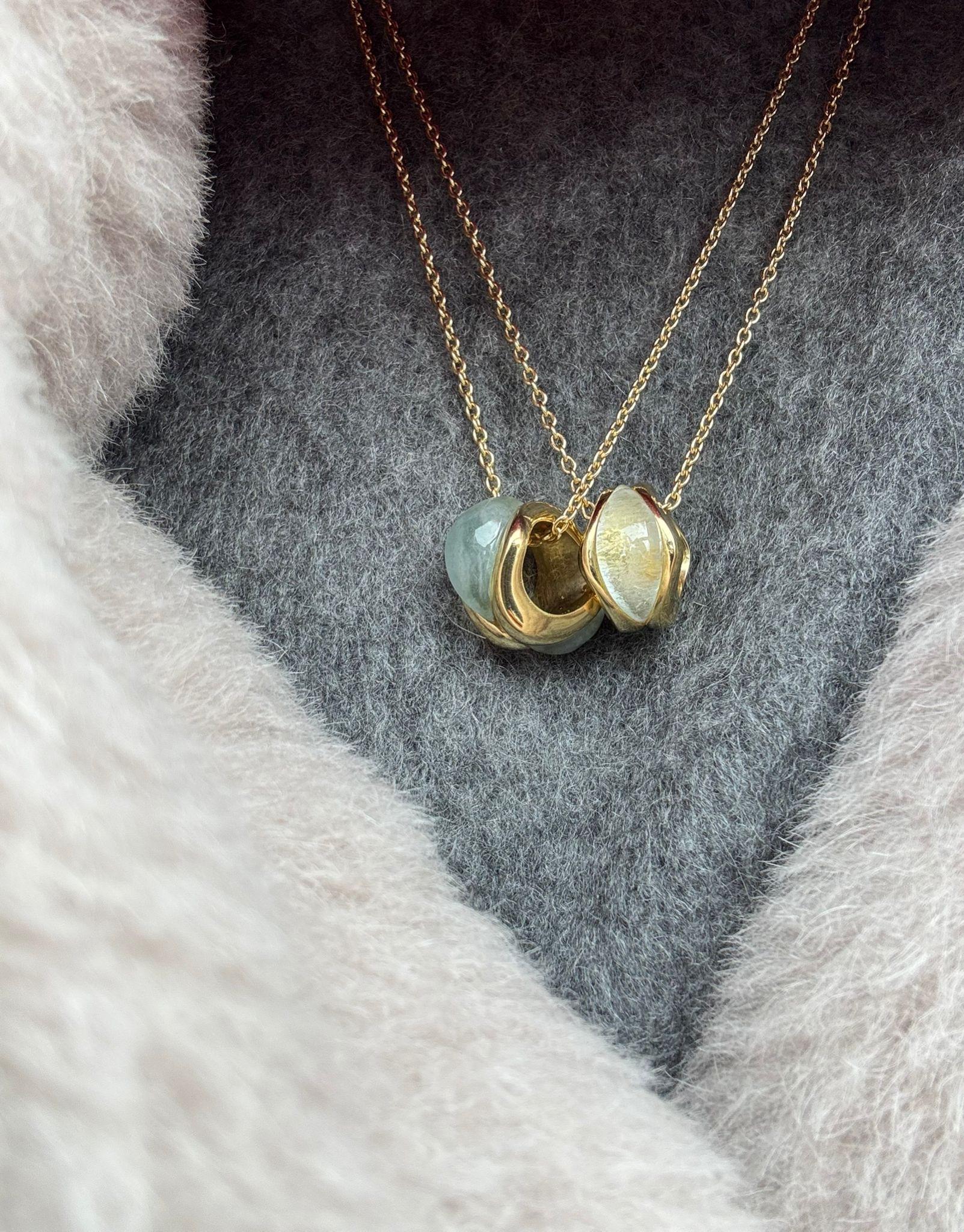 DILHAN Ciondolo a onda SU in oro giallo etico 18k e avventurina Mini in vendita 4