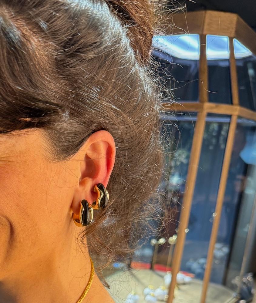 DILHAN cercles de vagues éthiques SU en or jaune 18 carats et onyx mat en vente 2