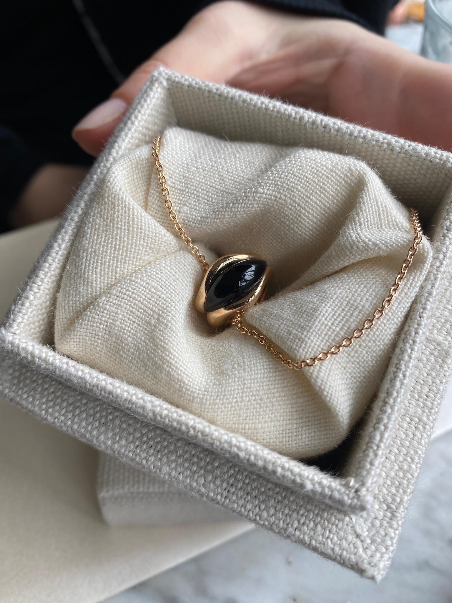 DILHAN Oro giallo etico 18k e onice lucida in vendita 1