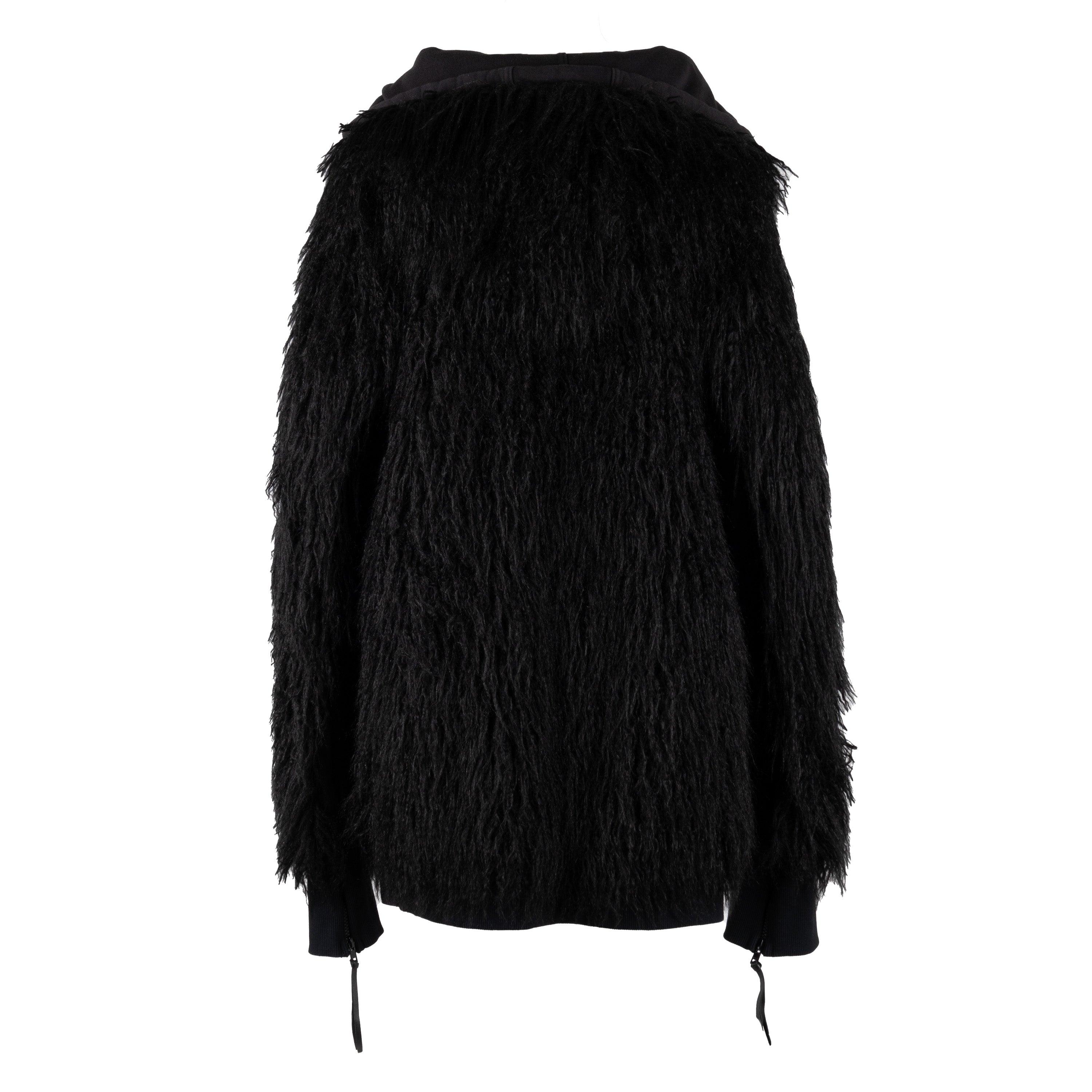 Esta Sudadera Diliborio con Flecos es una combinación única de comodidad y estilo. Confeccionado en un tejido de punto supersuave con capucha, el versátil diseño negro presenta flecos por toda la prenda, un cierre de cremallera frontal y flecos