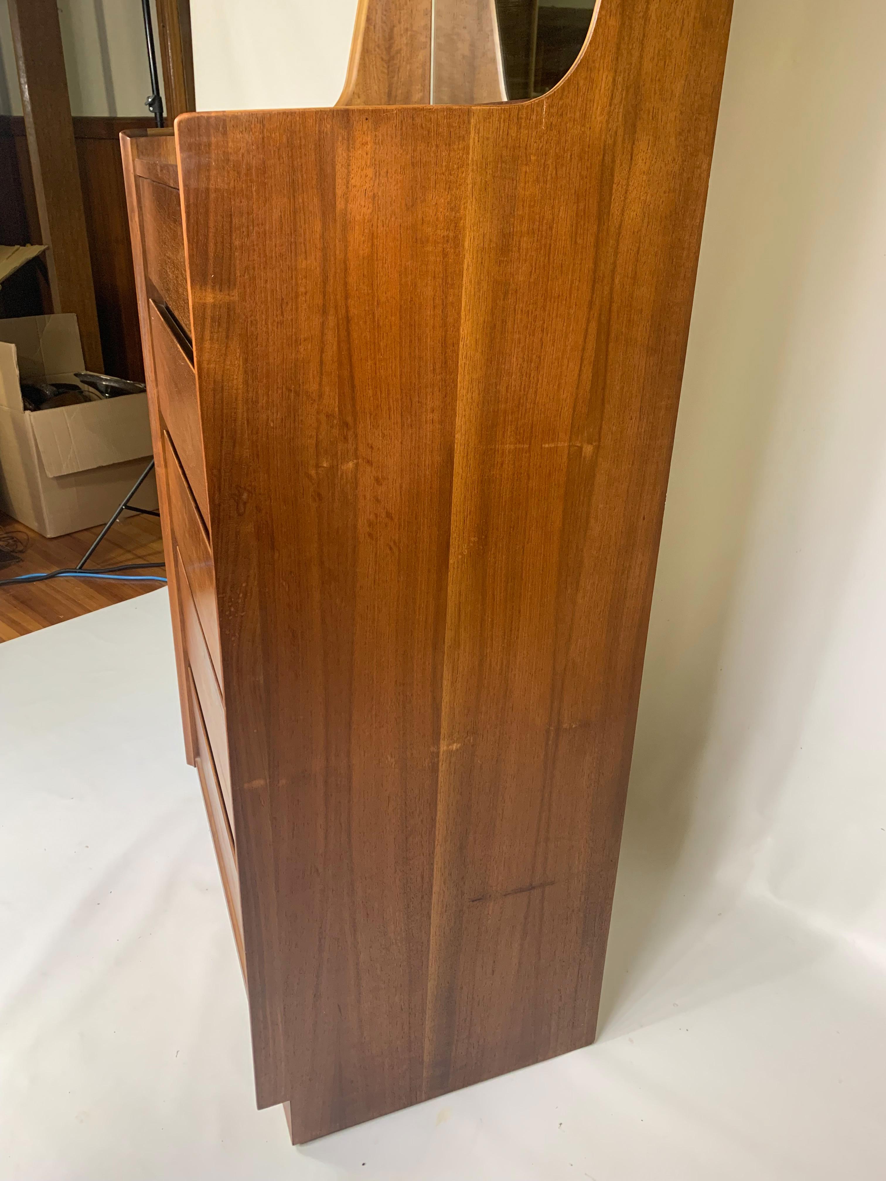 Dillingham Esprit walnut tall chest with attached mirror

Walnut tall chest with connected mirror and built in 