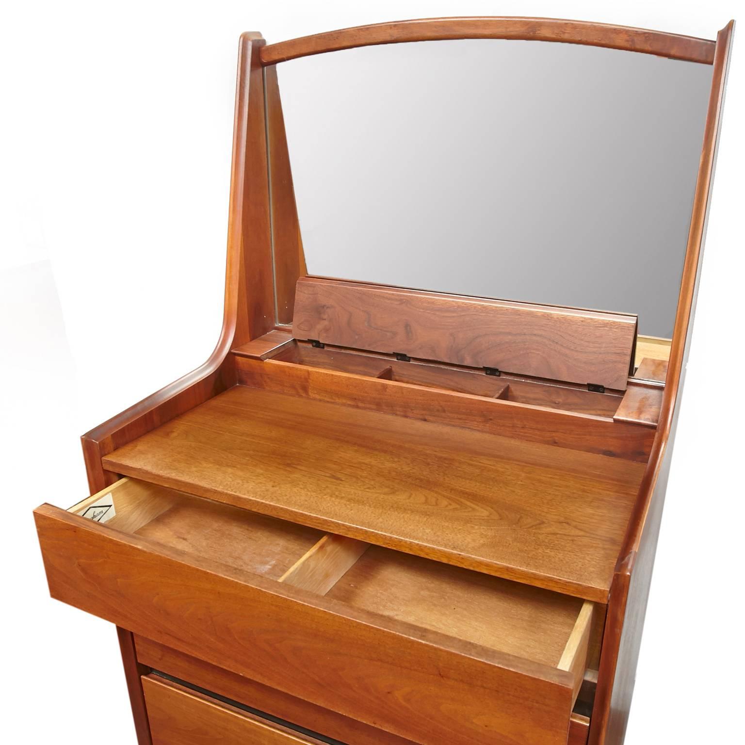 Noyer Dillingham Dresser pour homme moderne du milieu du siècle avec miroir intégré