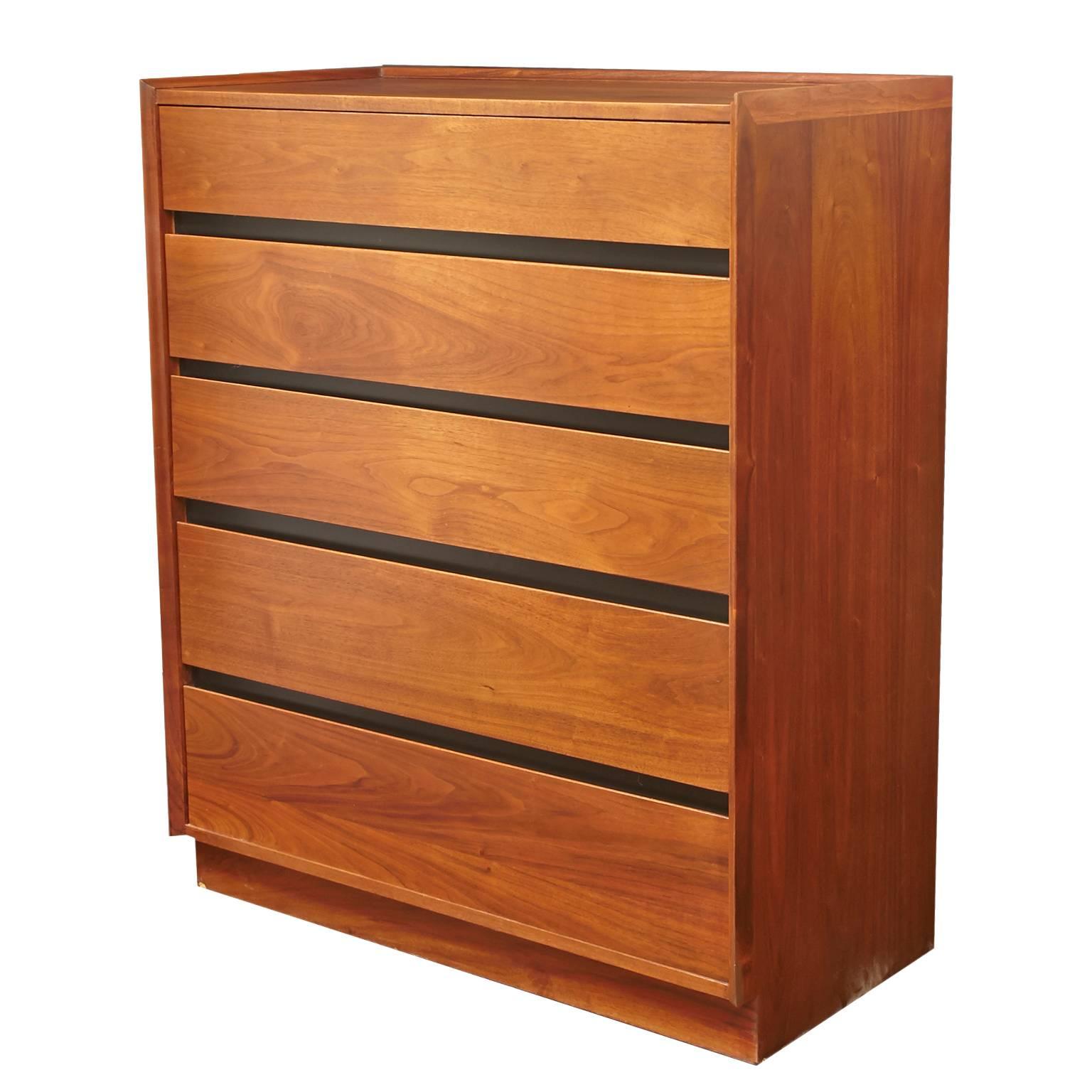 Dillingham walnut Mid-Century Modern five-drawer dresser. Lightly refinished.
Designed by Merton Gershun. Also available in separate listing is a Dillingham gentleman's dresser with mirror.