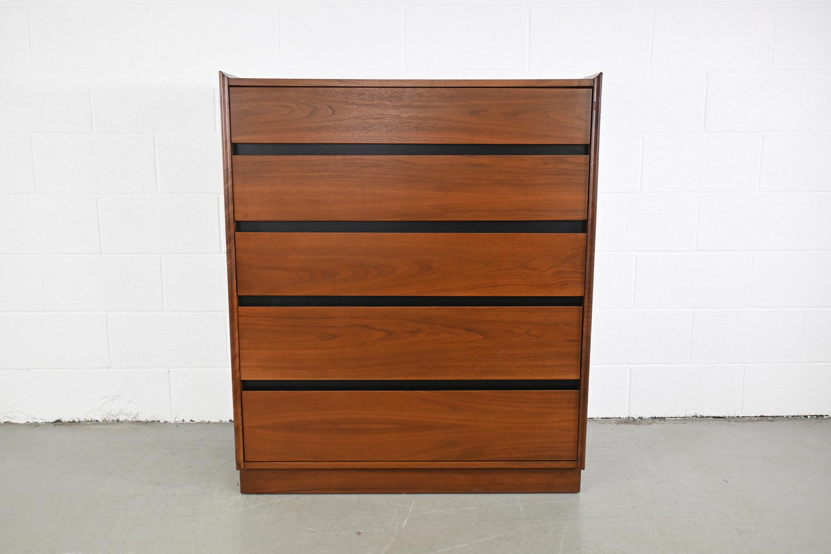 Dillingham Mid-Century Modern Walnut Highboy Dresser

Dillingham Furniture, 1970s, USA

40.13