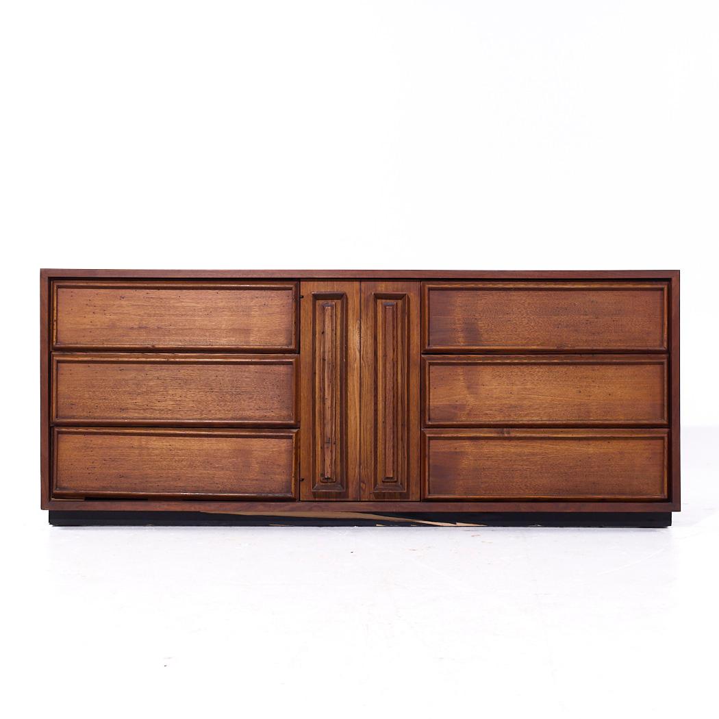 Dillingham Mid Century Pecky Cypress Lowboy Dresser

Ce bas de caisse mesure : 74 large x 19 profond x 30.25 pouces de haut

Nous prenons nos photos dans un studio à éclairage contrôlé afin de montrer le plus de détails possible. Nous n'éliminons