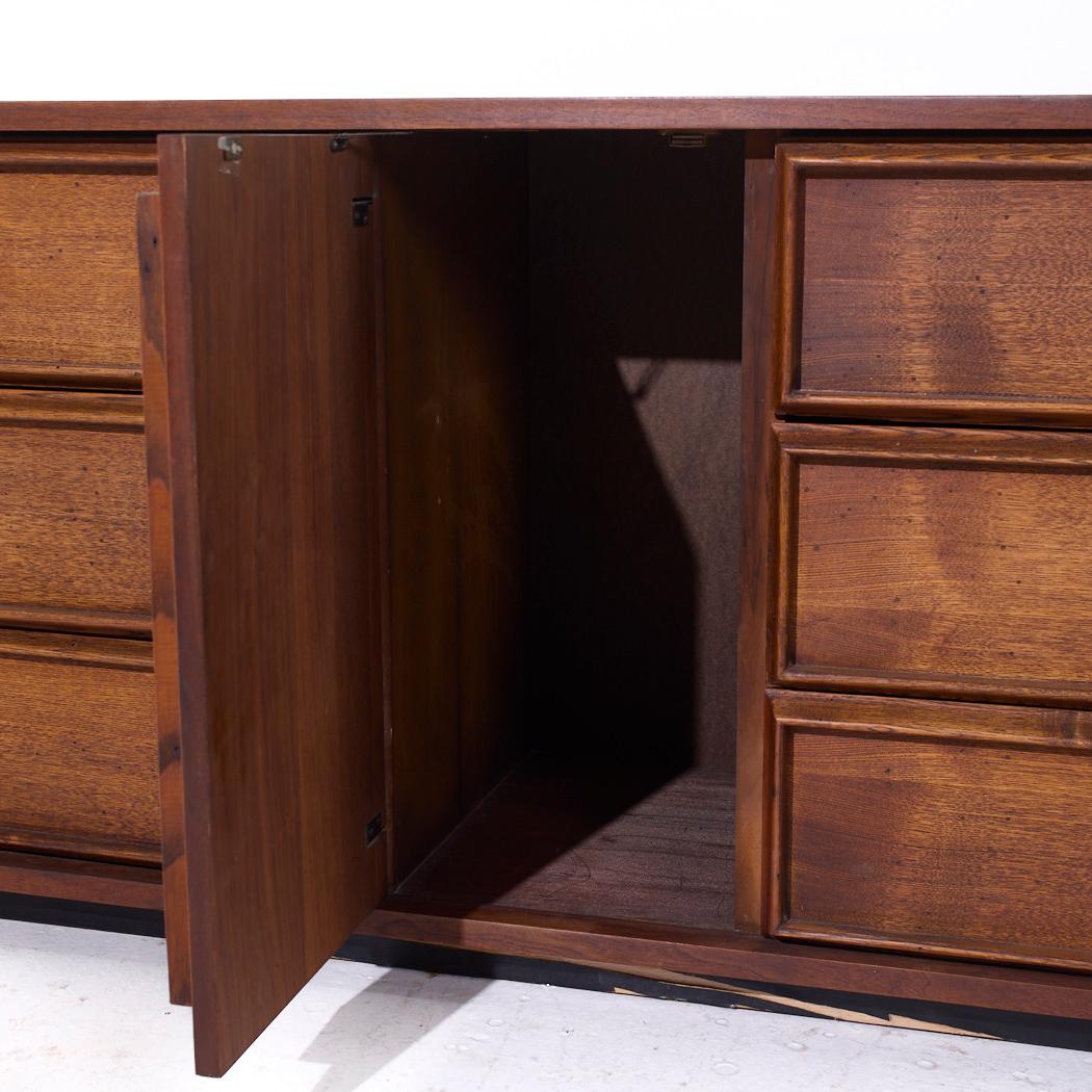 Dillingham Mid Century Pecky Cypress Lowboy Dresser en vente 1