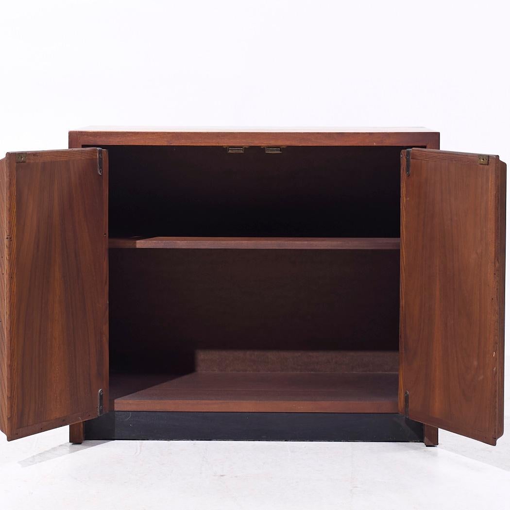 Dillingham Mid Century Pecky Cypress Nightstands - Pair For Sale 5