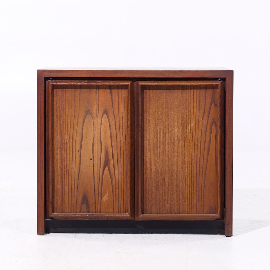 Dillingham Mid Century Pecky Cypress Nightstands - Pair In Good Condition For Sale In Countryside, IL
