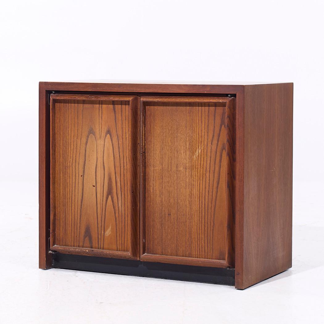 Late 20th Century Dillingham Mid Century Pecky Cypress Nightstands - Pair For Sale