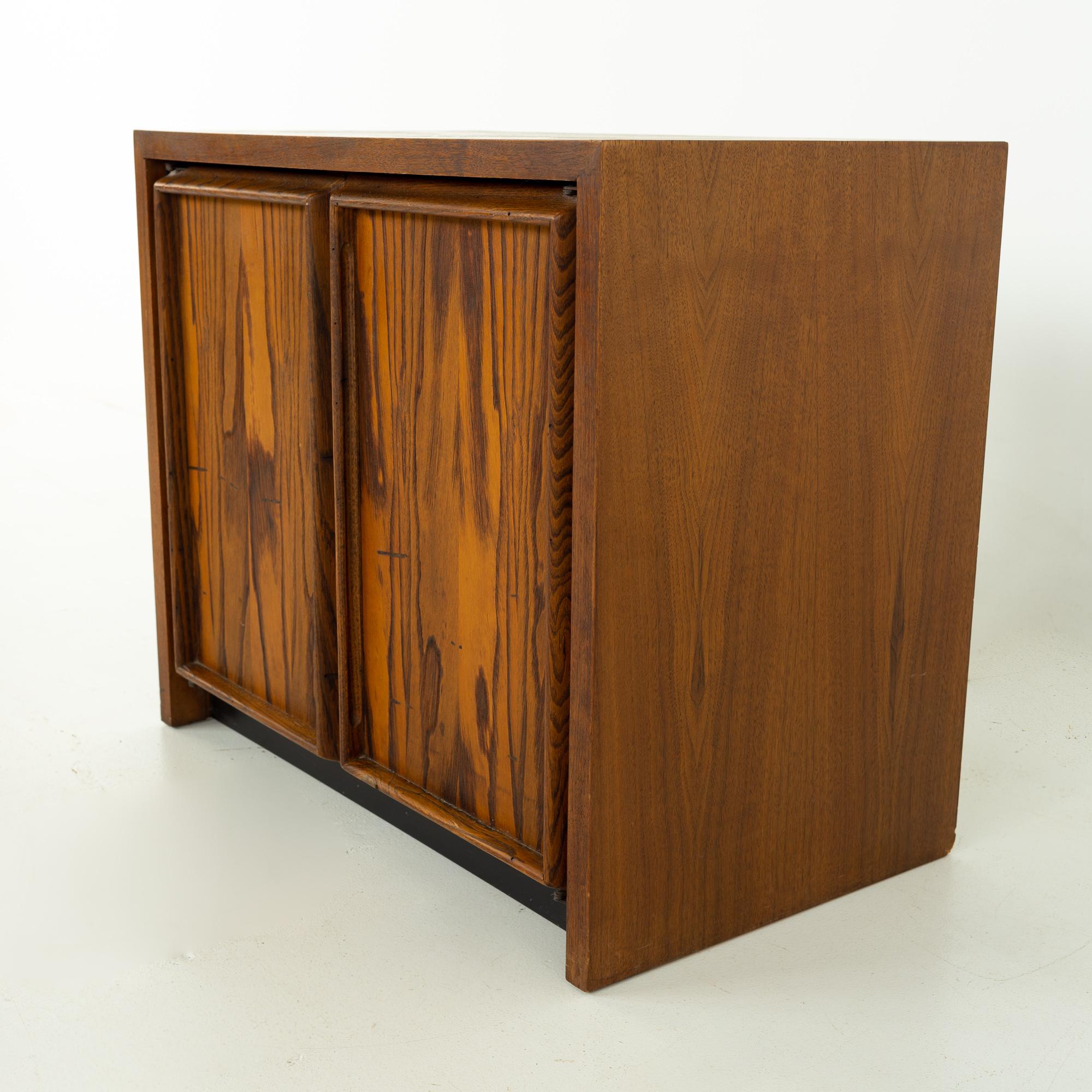 Dillingham Mid Century Pecky Cyprus Nightstands, a Pair In Good Condition For Sale In Countryside, IL