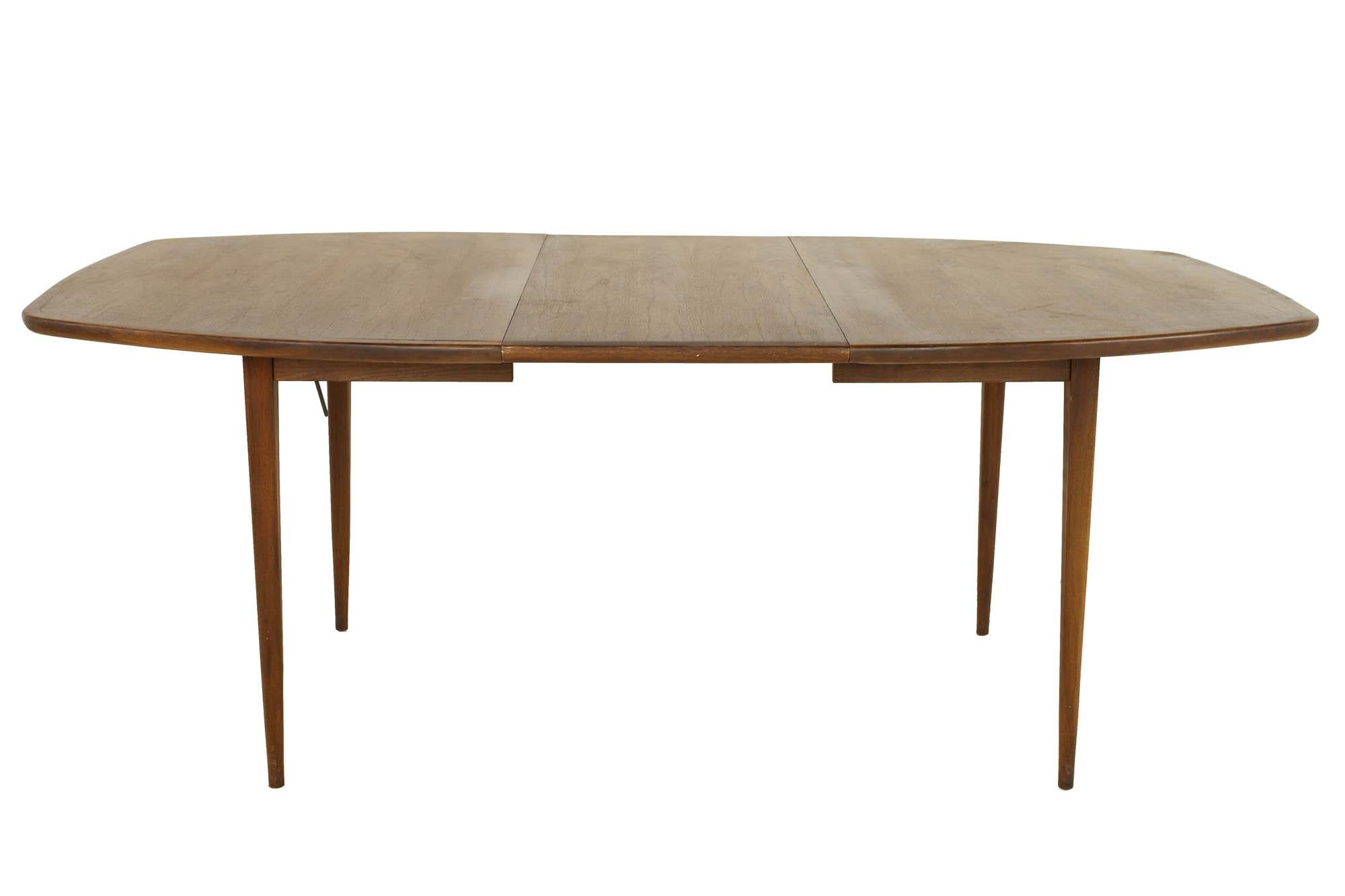 Dillingham Mid Century Surfboard Walnut Dining Table  In Good Condition For Sale In Countryside, IL