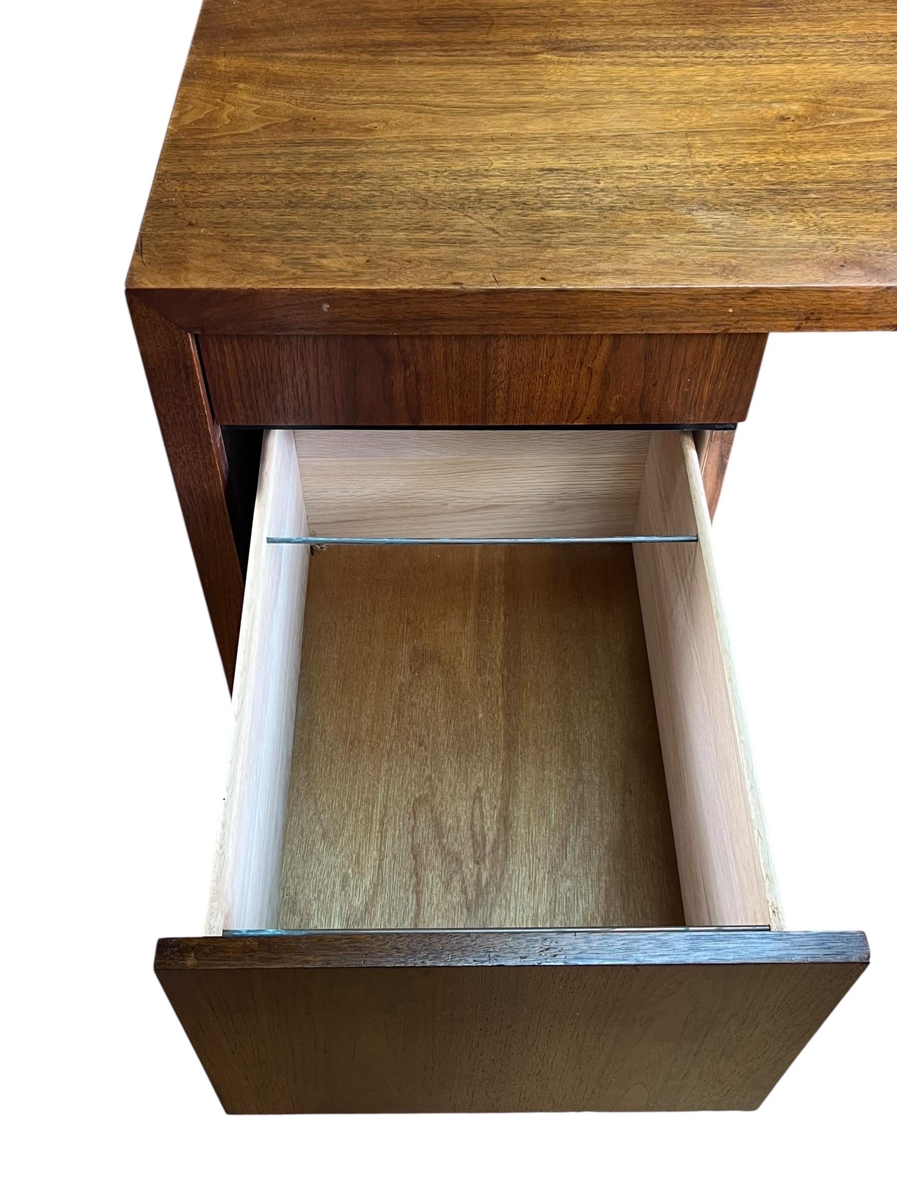 Dillingham Mid Century Schreibtisch aus Nussbaum im Angebot 4