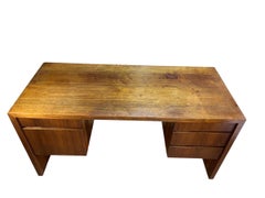 Scrivania direzionale Dillingham in noce del Medioevo