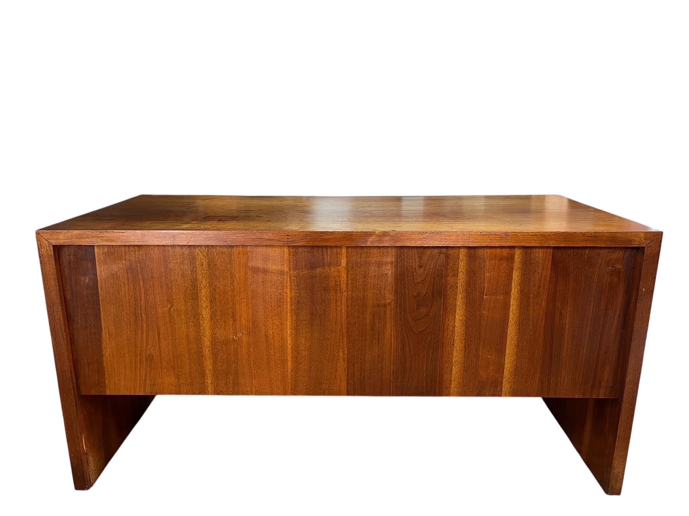 Dillingham Mid Century Schreibtisch aus Nussbaum (Moderne der Mitte des Jahrhunderts) im Angebot